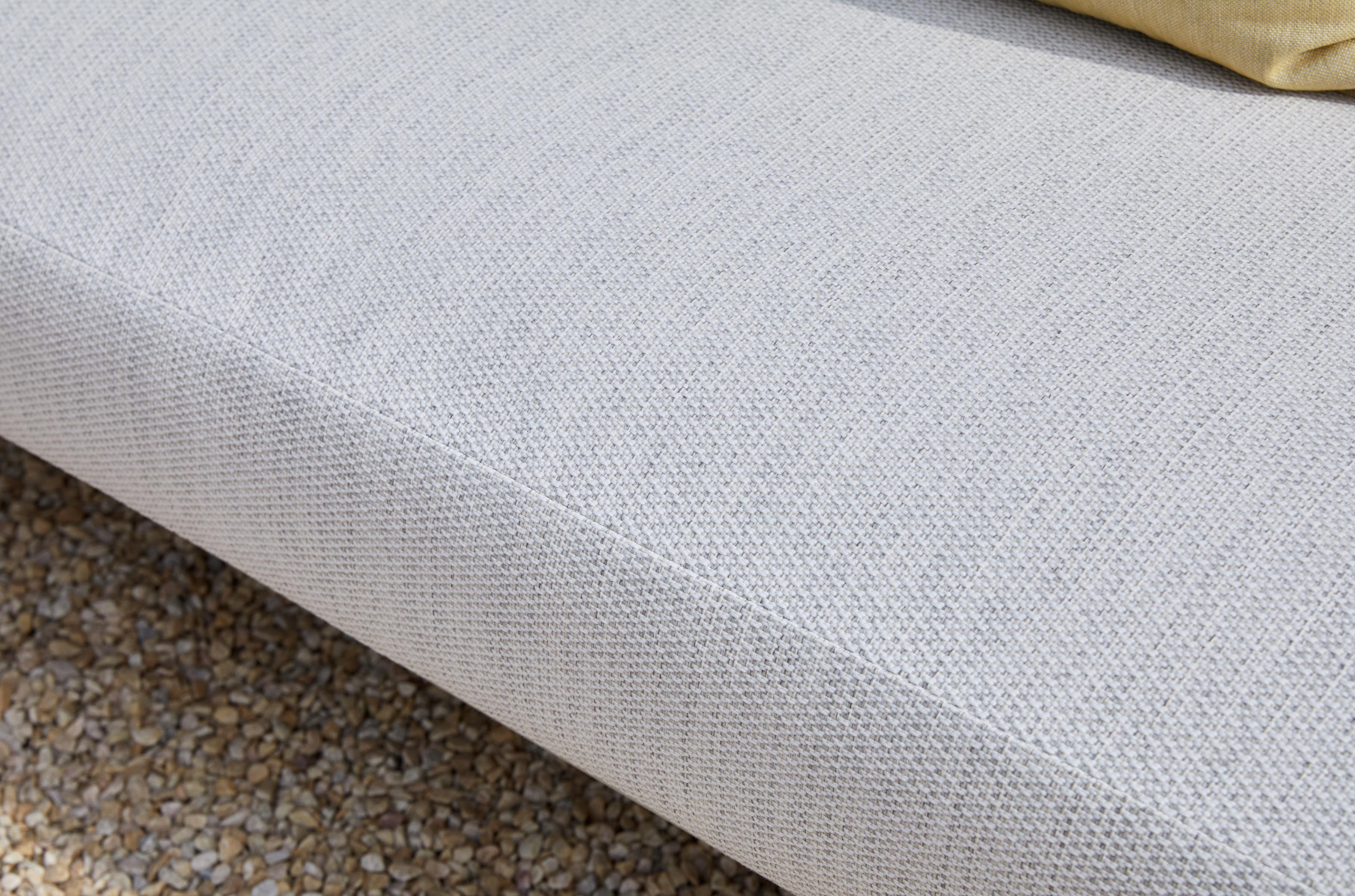 Tissu oléfine beige clair avec texture fine, housse déperlante et déhoussable, assise en mousse Quick Dry Foam. 