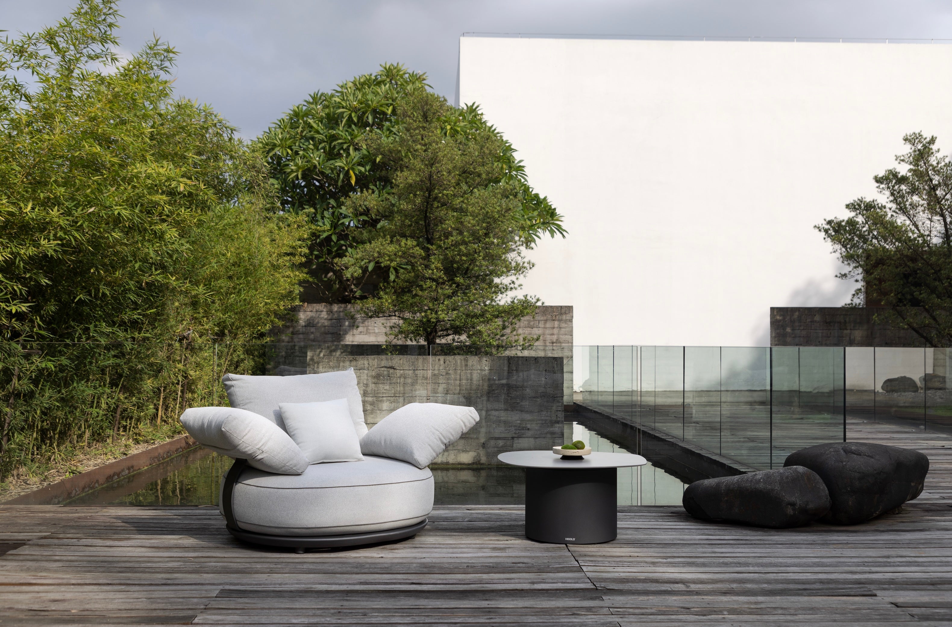 Fauteuil de jardin en aluminium avec coussin gris clair mise en situation extérieur