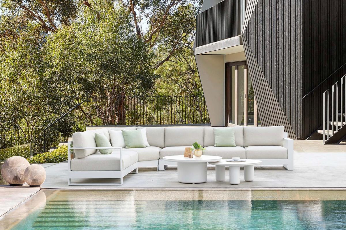 Méridienne droite en aluminium haut de gamme blanc, tissus oléfine Sunproof, coussins épais, design premium, élégance.