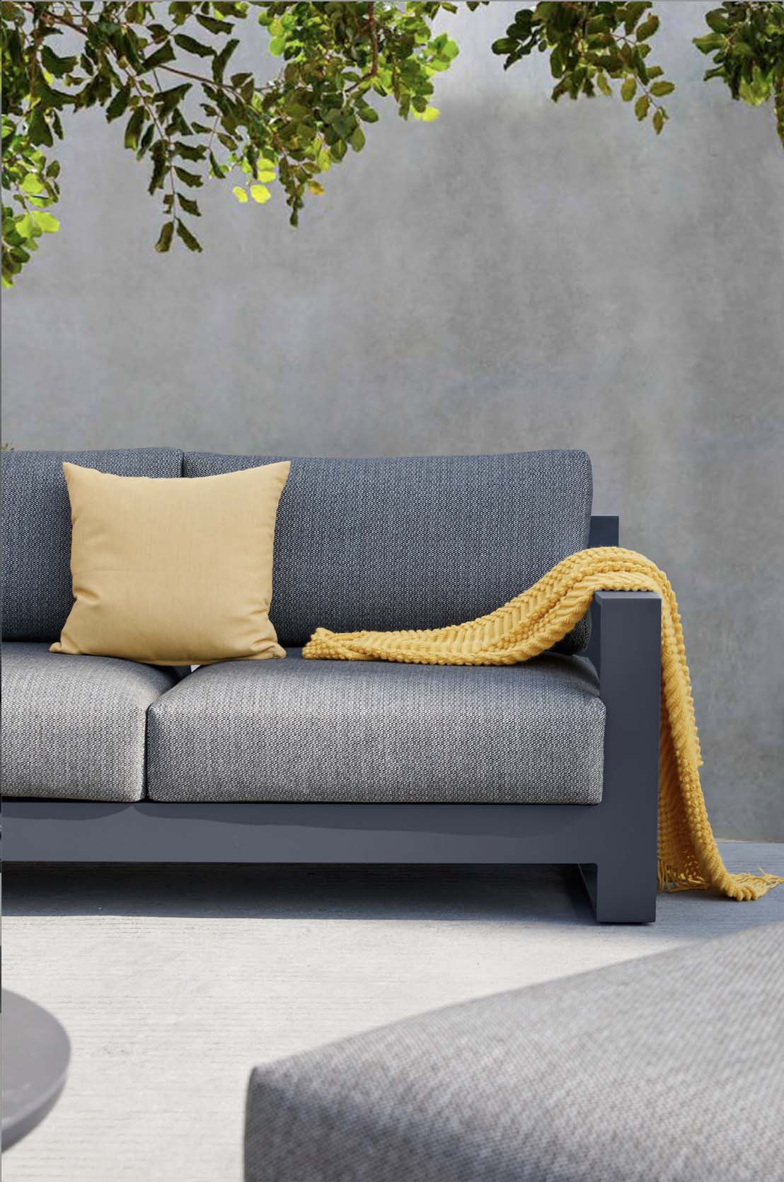 Canapé 2 places noir en aluminium haut de gamme, tissu oléfine Sunproof gris, coussin beige, couverture jaune, design.