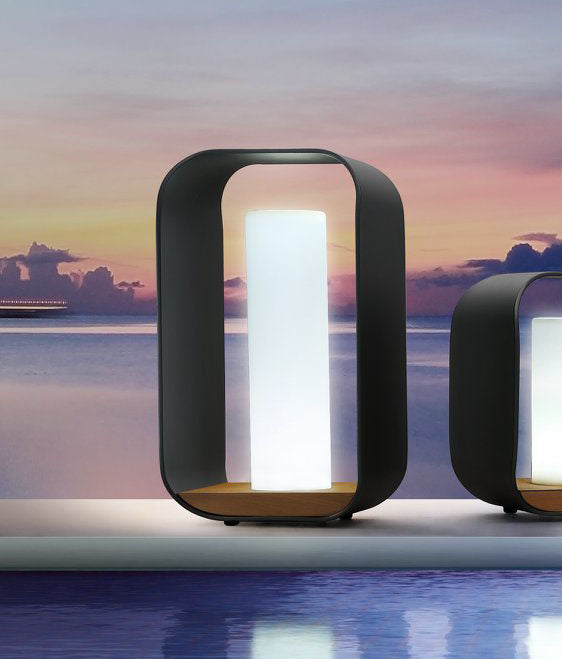 Lampe d'extérieur sans fil noire design Pininfarina avec lignes courbées, base en teck FSC. 
