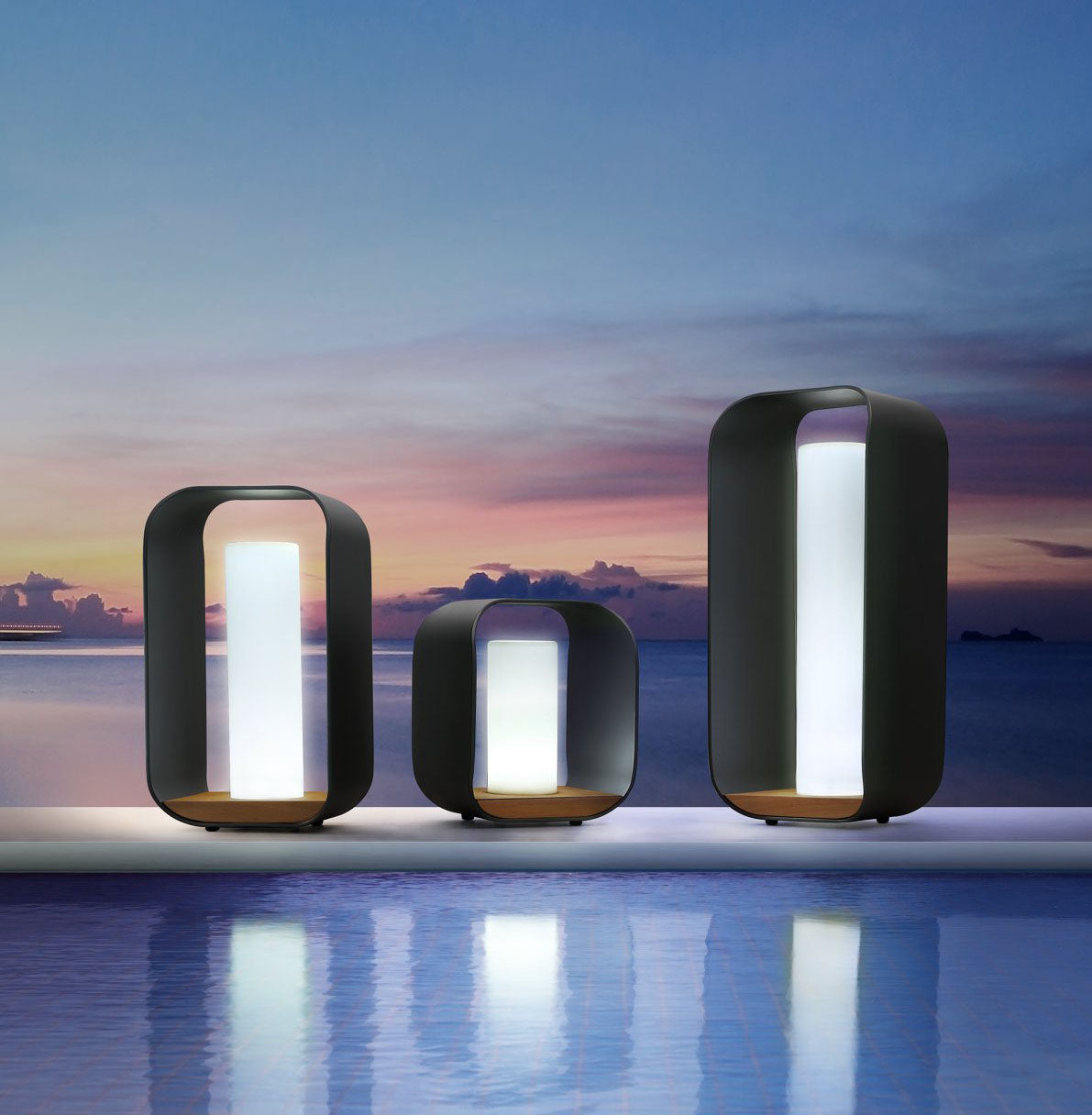 Trois lampes sans fil design PININFARINA noir avec base en teck FSC, lignes courbées élégantes, lumière douce et diffuse. 