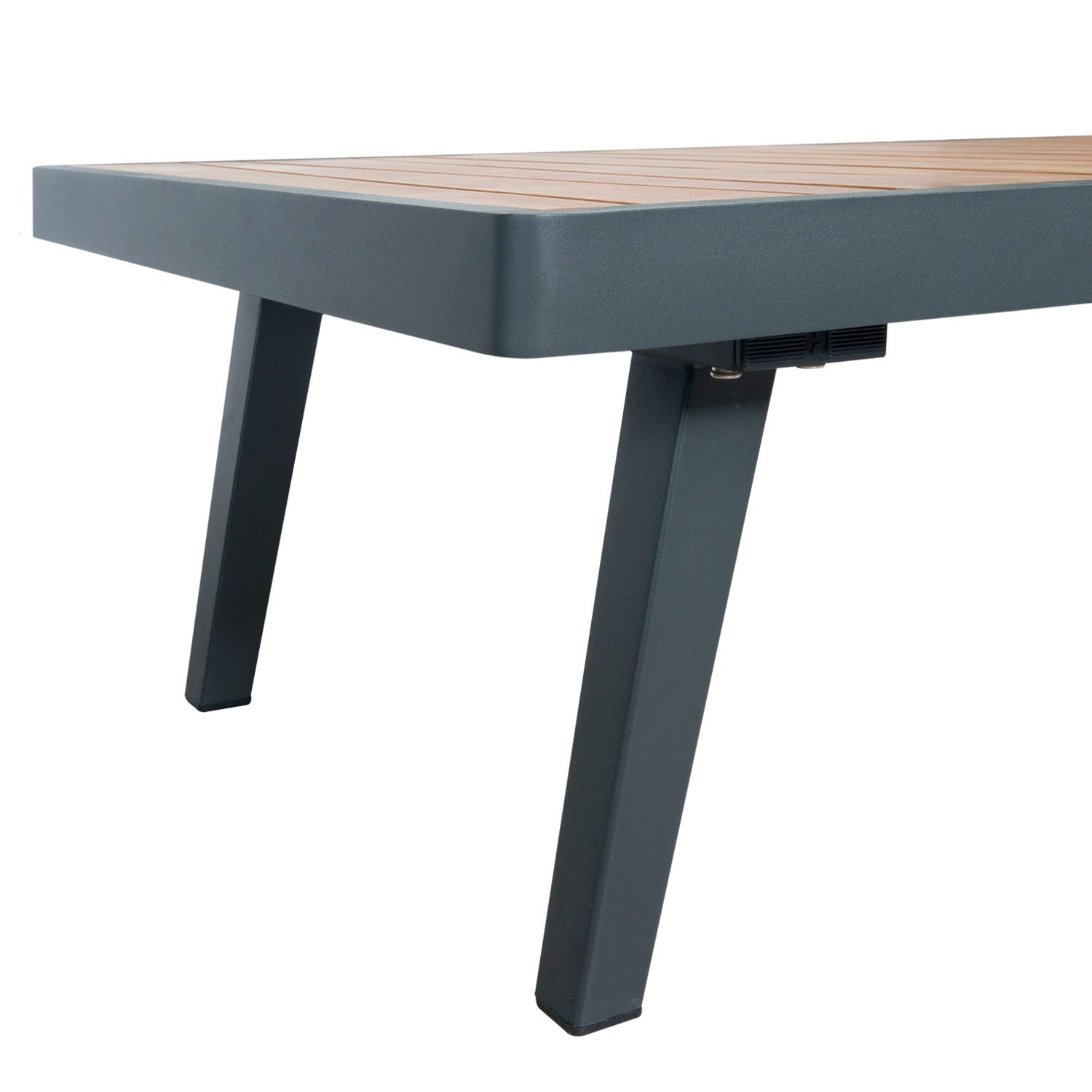 Détail d'une table basse de jardin avec plateau en teck FSC noble et élégant, pieds en aluminium haut de gamme gris foncé.