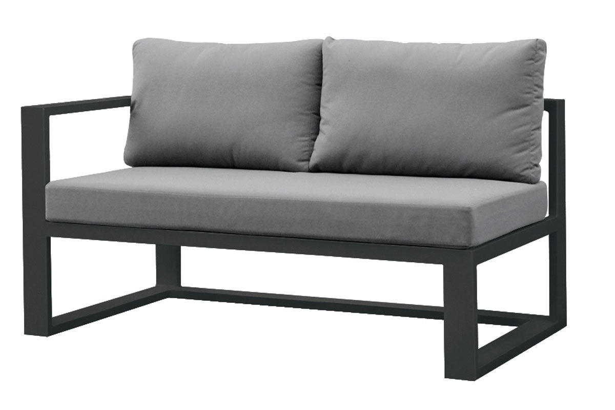Canapé d'angle modulable en aluminium noir, structure épurée et robuste, coussins gris épais, design élégant. 
