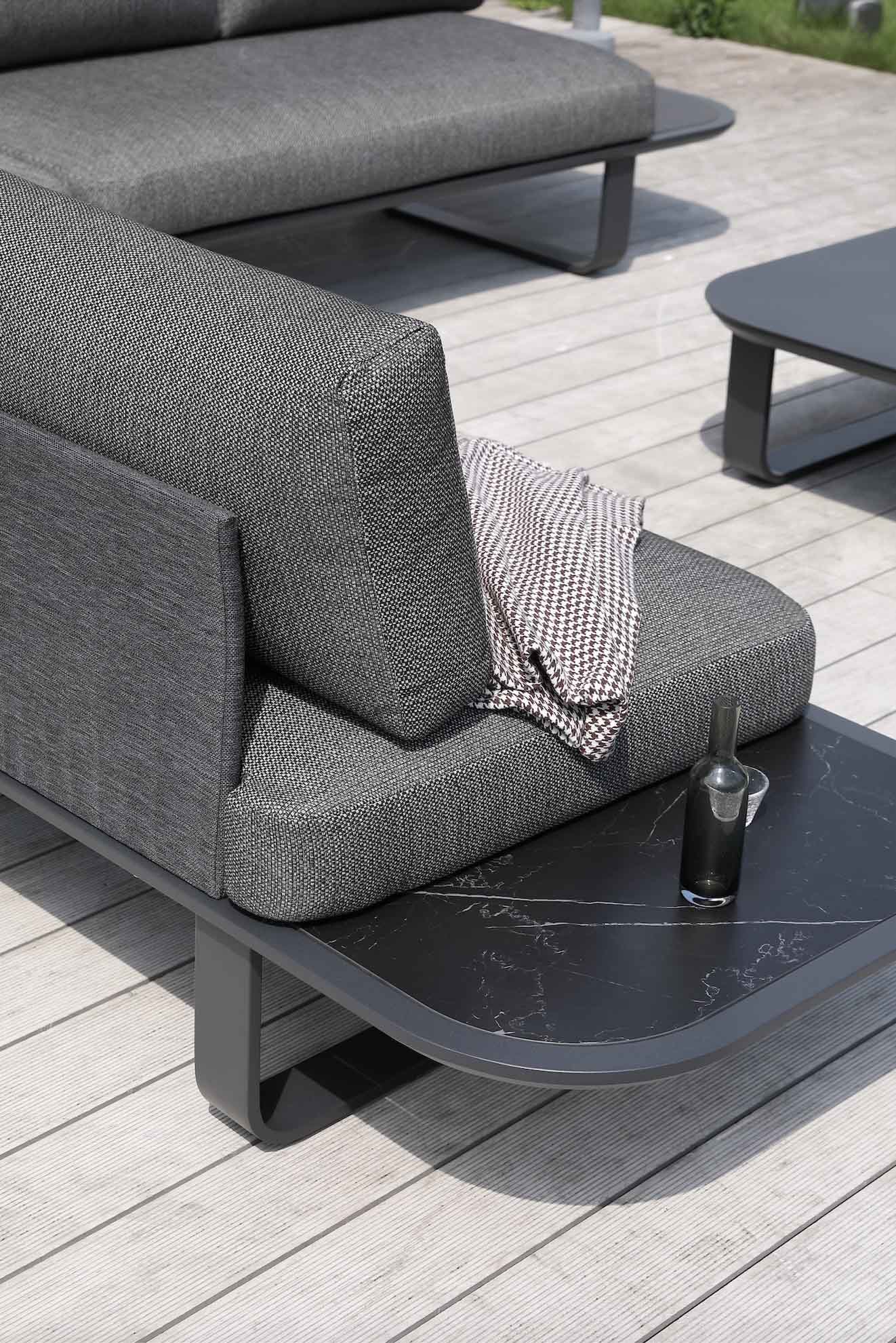 Canapé d'angle jardin en aluminium haut de gamme noir, coussins gris en mousse Quick Dry Foam, tablette latérale en céramique.