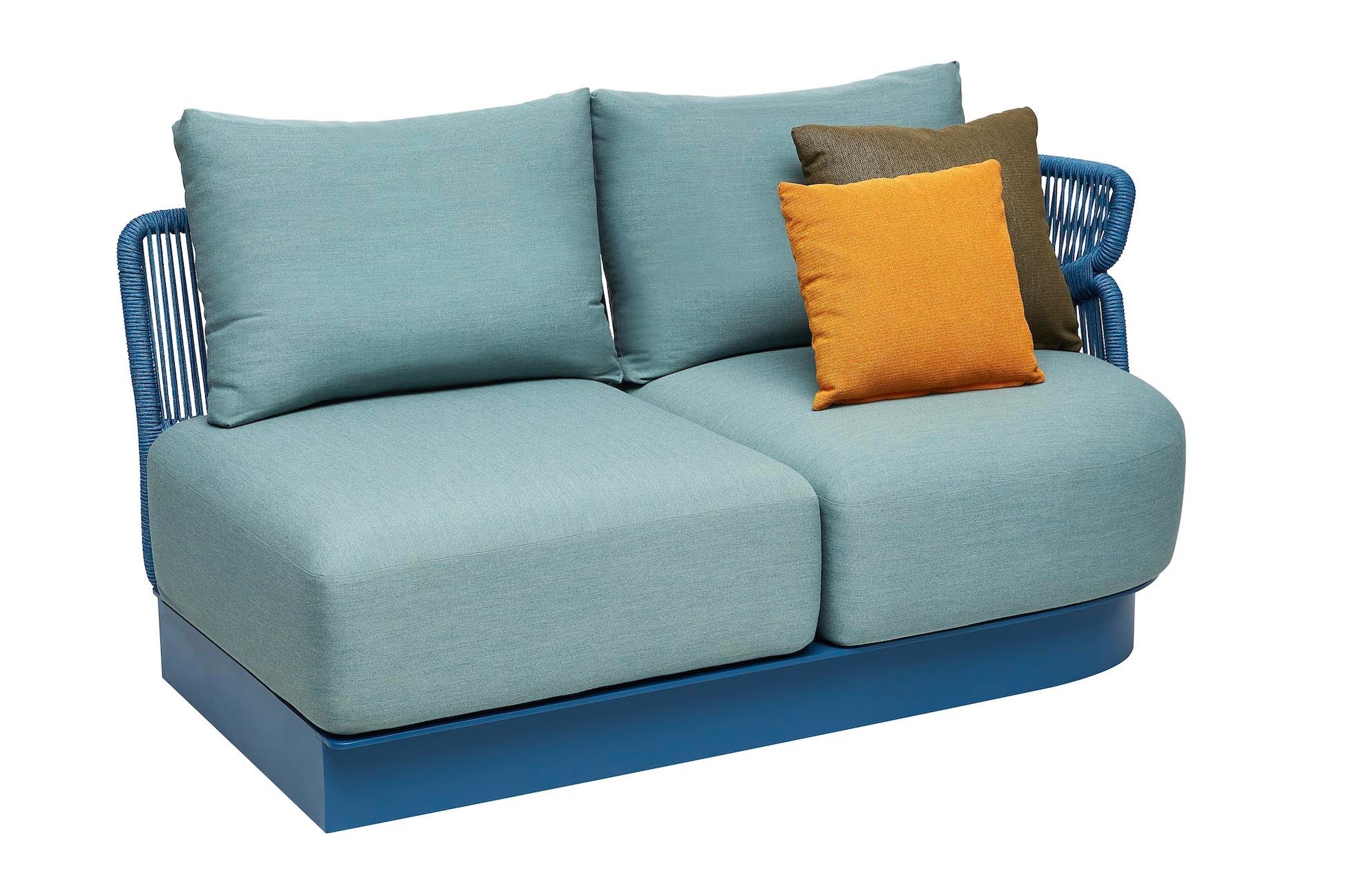 Salon d'angle luxueux en aluminium bleu mat, coussins bleu clair en tissu résistant, corde tressée bleu, accent orange. 
