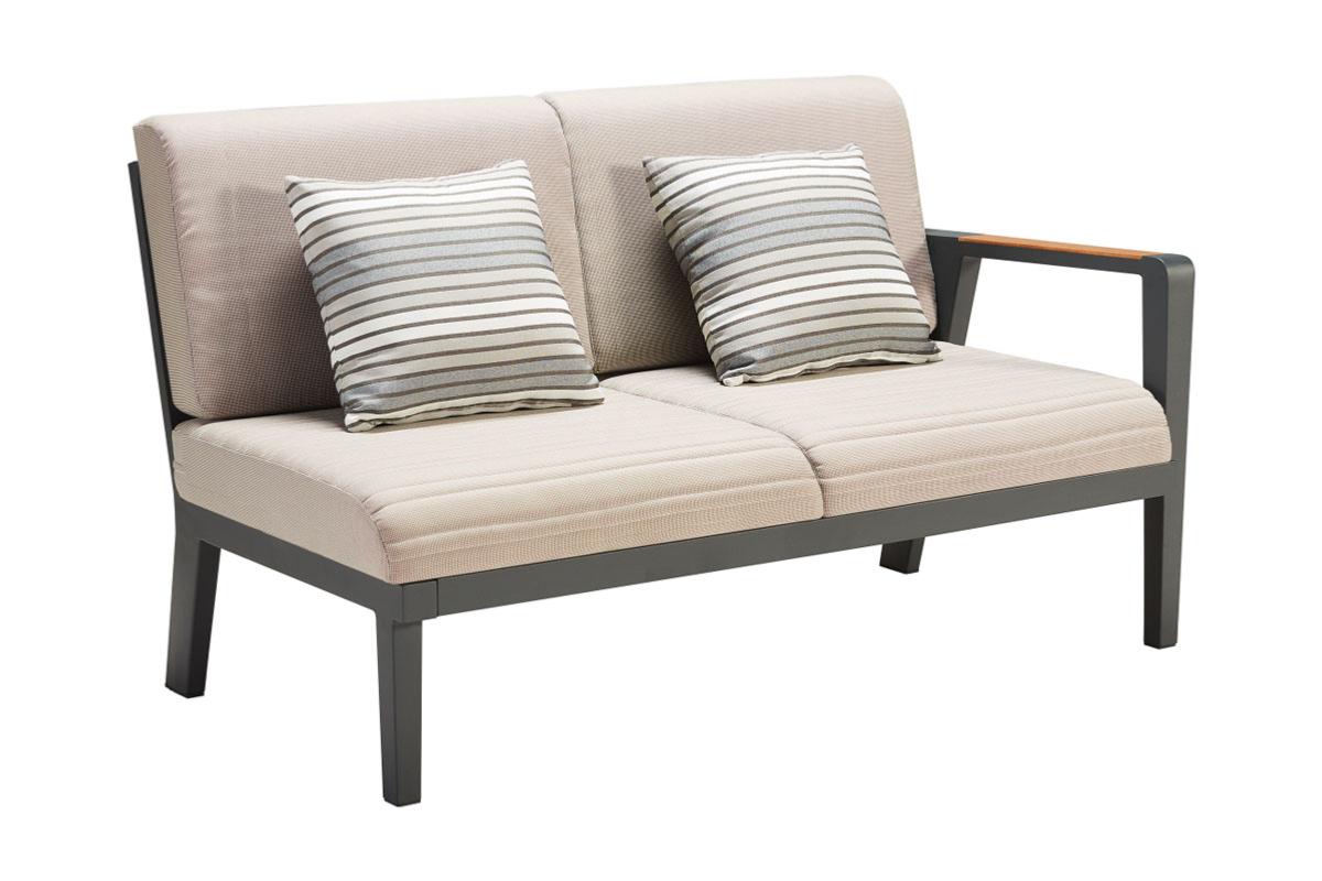 Canapé d'angle en aluminium haut de gamme et teck FSC, coussins beige en tissu oléfine, housse déperlante et déhoussable. 