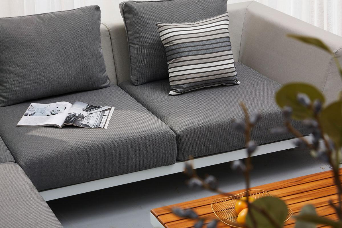 Salon de jardin en aluminium design avec assises en teck FSC et coussins en tissu Oléfine gris anthracite 100%.