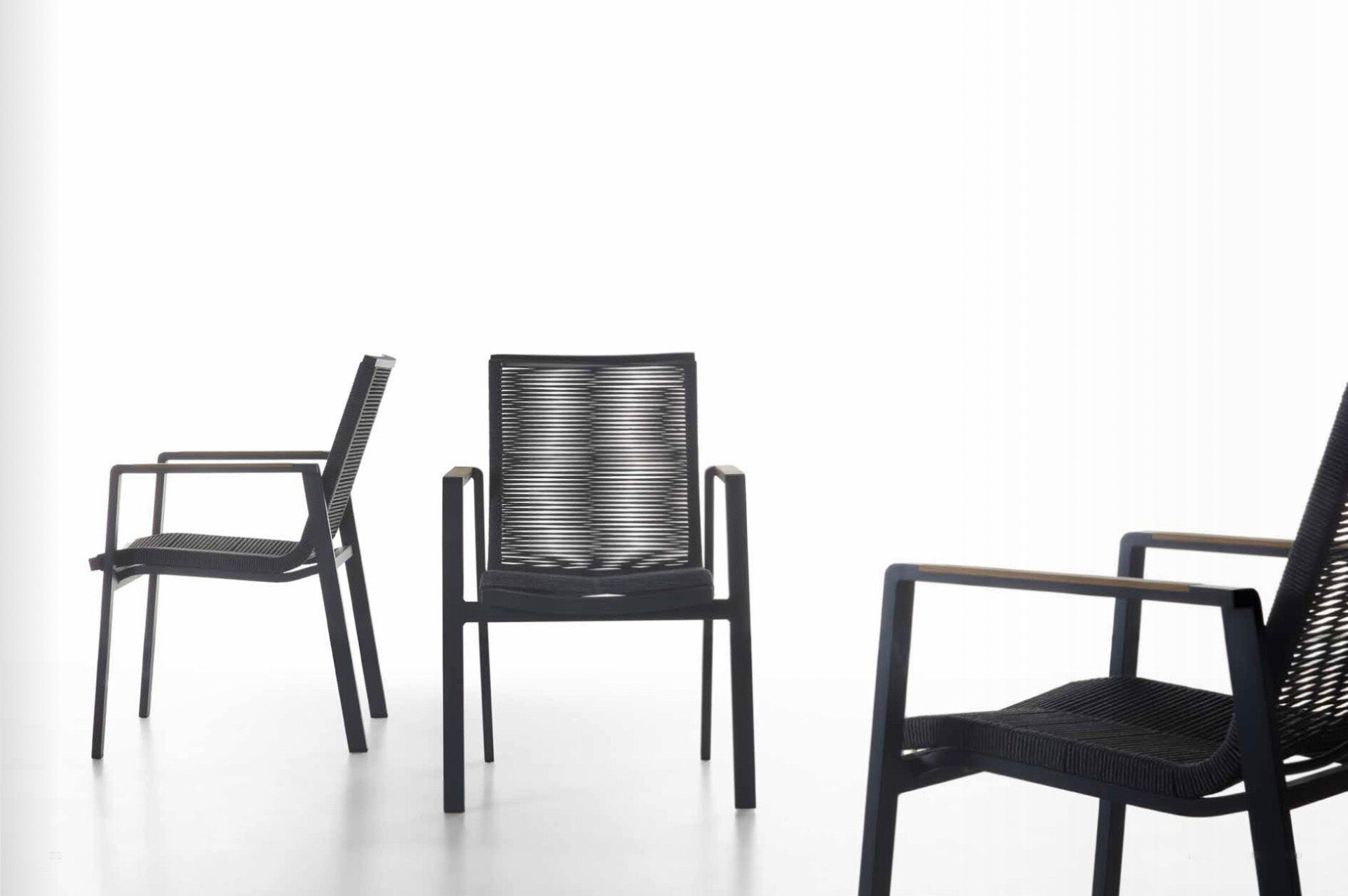 Fauteuil de restaurant extérieur empilable en aluminium haut de gamme noir avec accoudoirs en teck FSC, assise et dossier en textilène. 