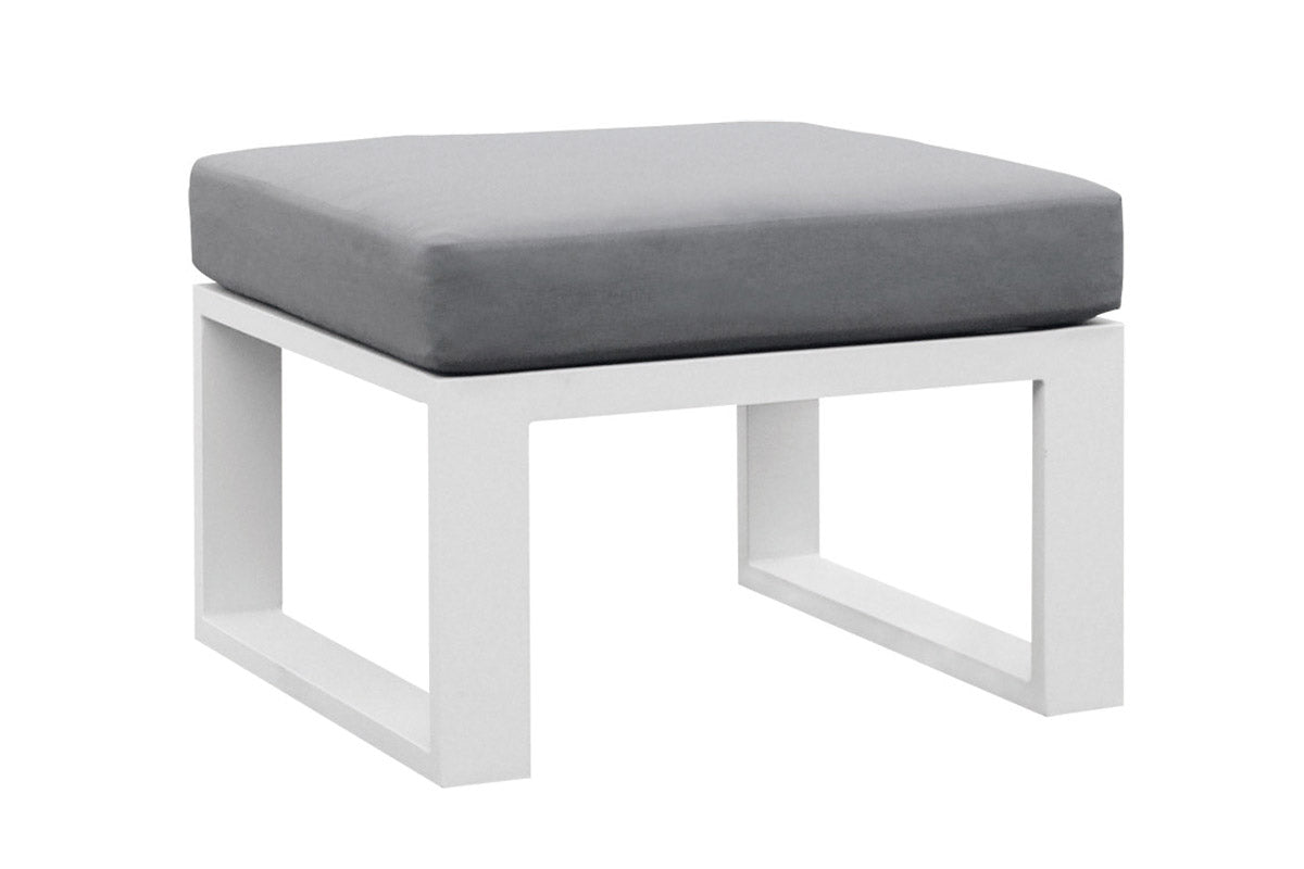 Repose-pieds modulable en aluminium blanc haute qualité, coussin gris épais, design épuré et durable, style jardin extérieur.
