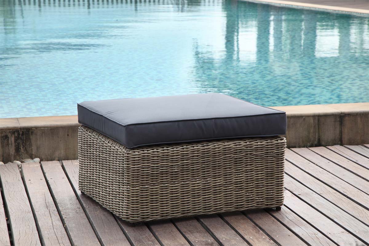 Pouf carré en résine tressée ronde couleur osier rustique, coussin déhoussable gris foncé déperlant, design méditerranéen.