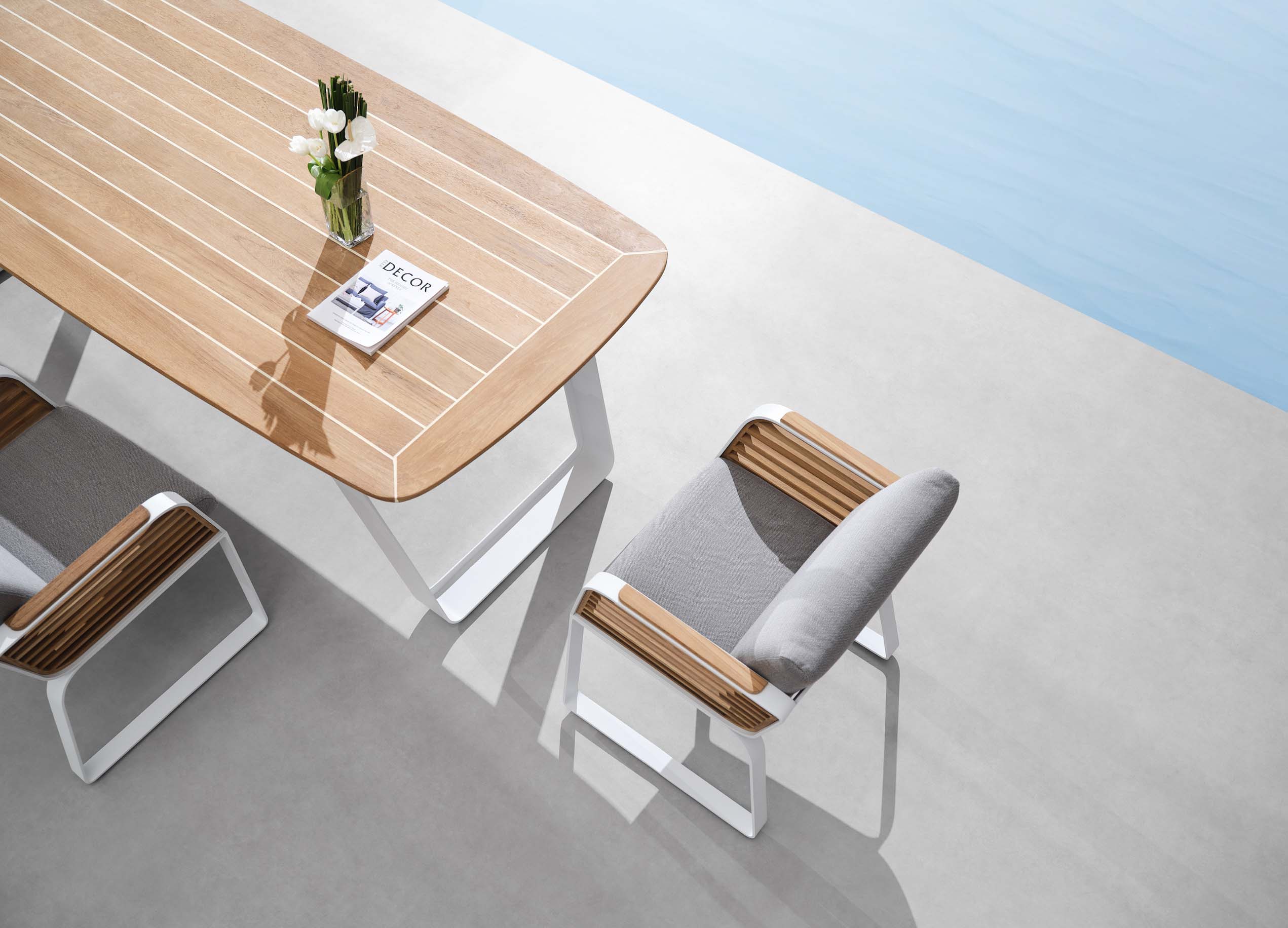 Ensemble repas 6 places luxueux en aluminium blanc et teck FSC, design Pininfarina épuré, coussins acryliques gris, lignes.