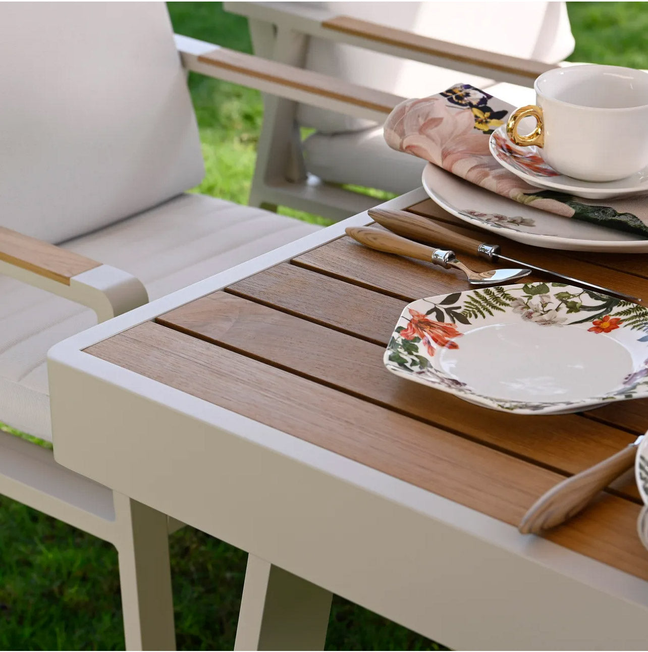 Table repas jardin en aluminium haut de gamme blanc avec plateau en teck FSC, six places avec fauteuils élégants coussins. 