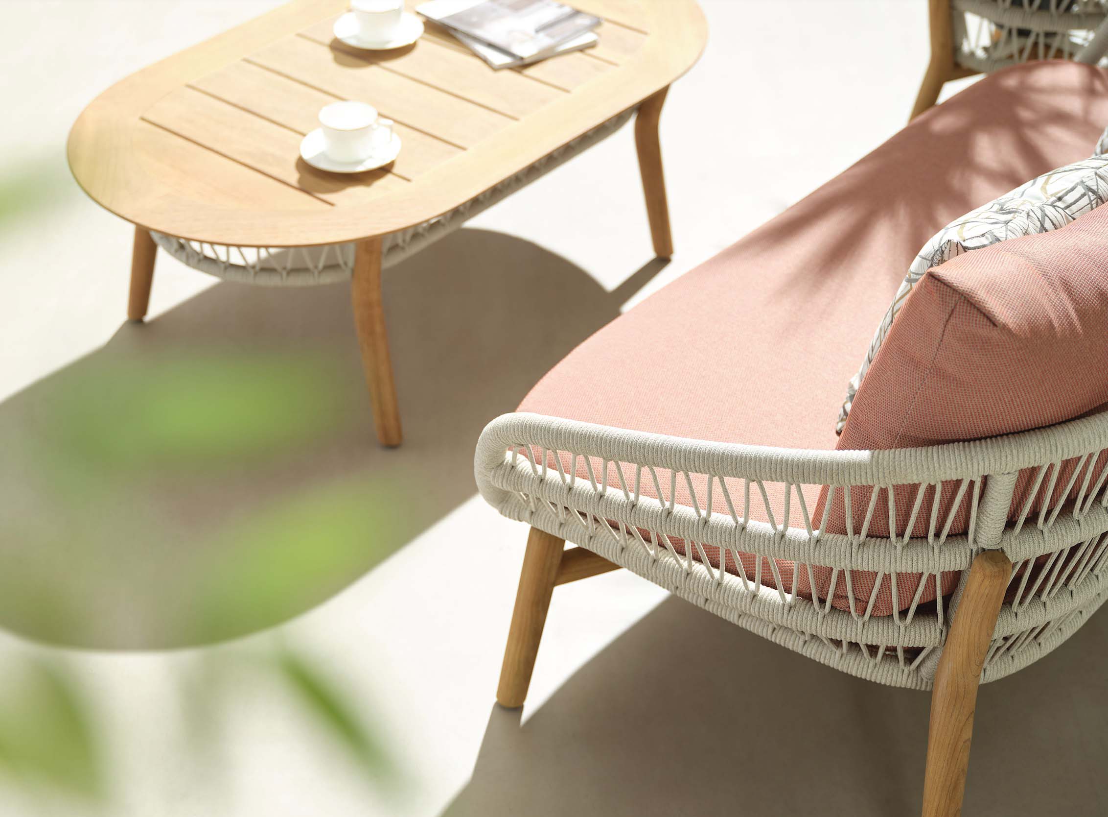 Mobilier de jardin 5 places en teck FSC massif et corde tressée blanche, coussin déhoussable déperlant rose vif, design.
