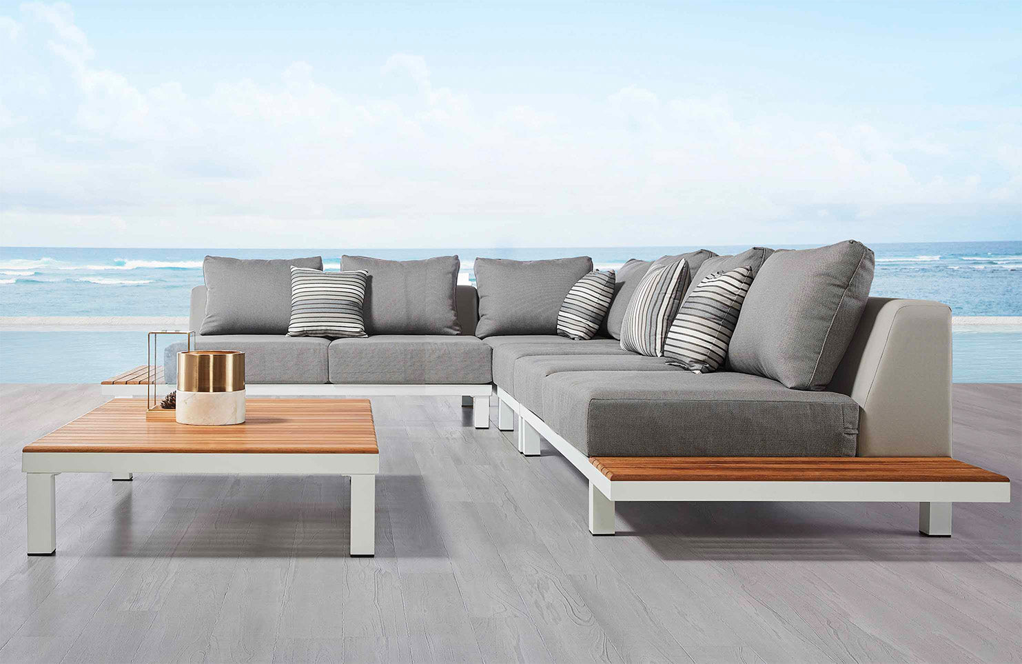 Salon de jardin luxe en aluminium design blanc et teck FSC, assises en tissu Oléfine gris, ambiance méditerranéenne, durable .