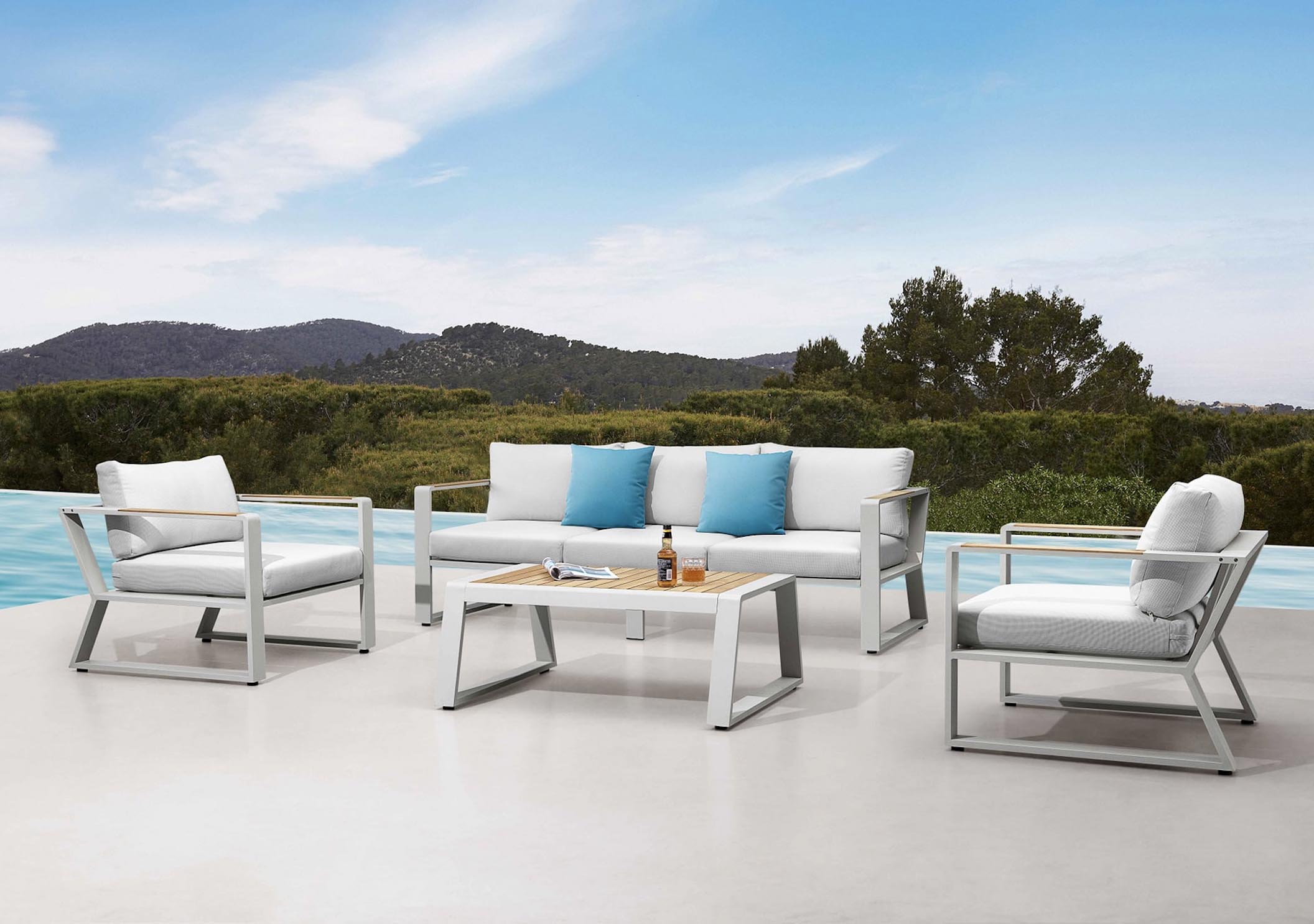 Salon de jardin en aluminium haut de gamme et teck FSC, structure avec peinture époxy blanche, coussins en tissu fibre.