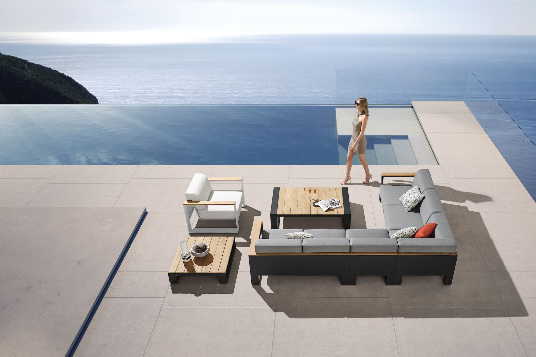 Salon de jardin d'angle SOFY en aluminium gris clair avec structure en Teck SFC, coussins en tissu acrylique gris clair.
