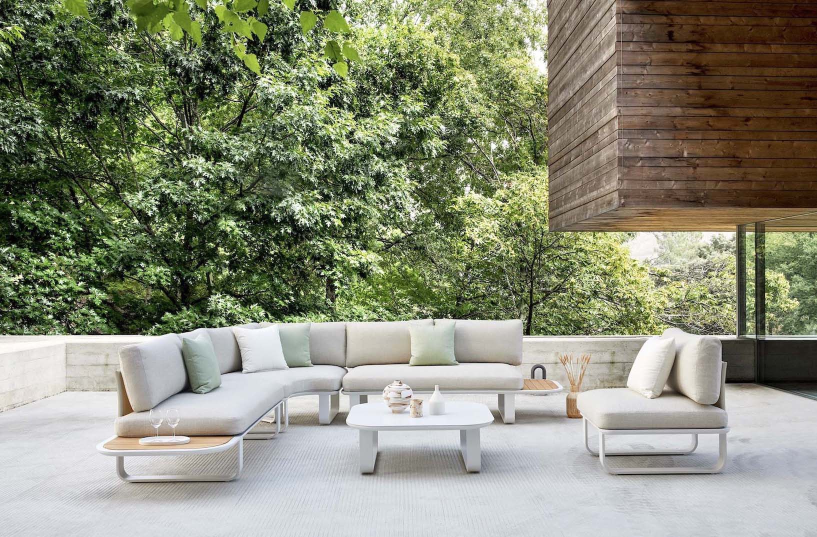 Salon de jardin d'angle en aluminium haut de gamme blanc, coussins avec mousse Quick Dry Foam, structure élégante combinant.
