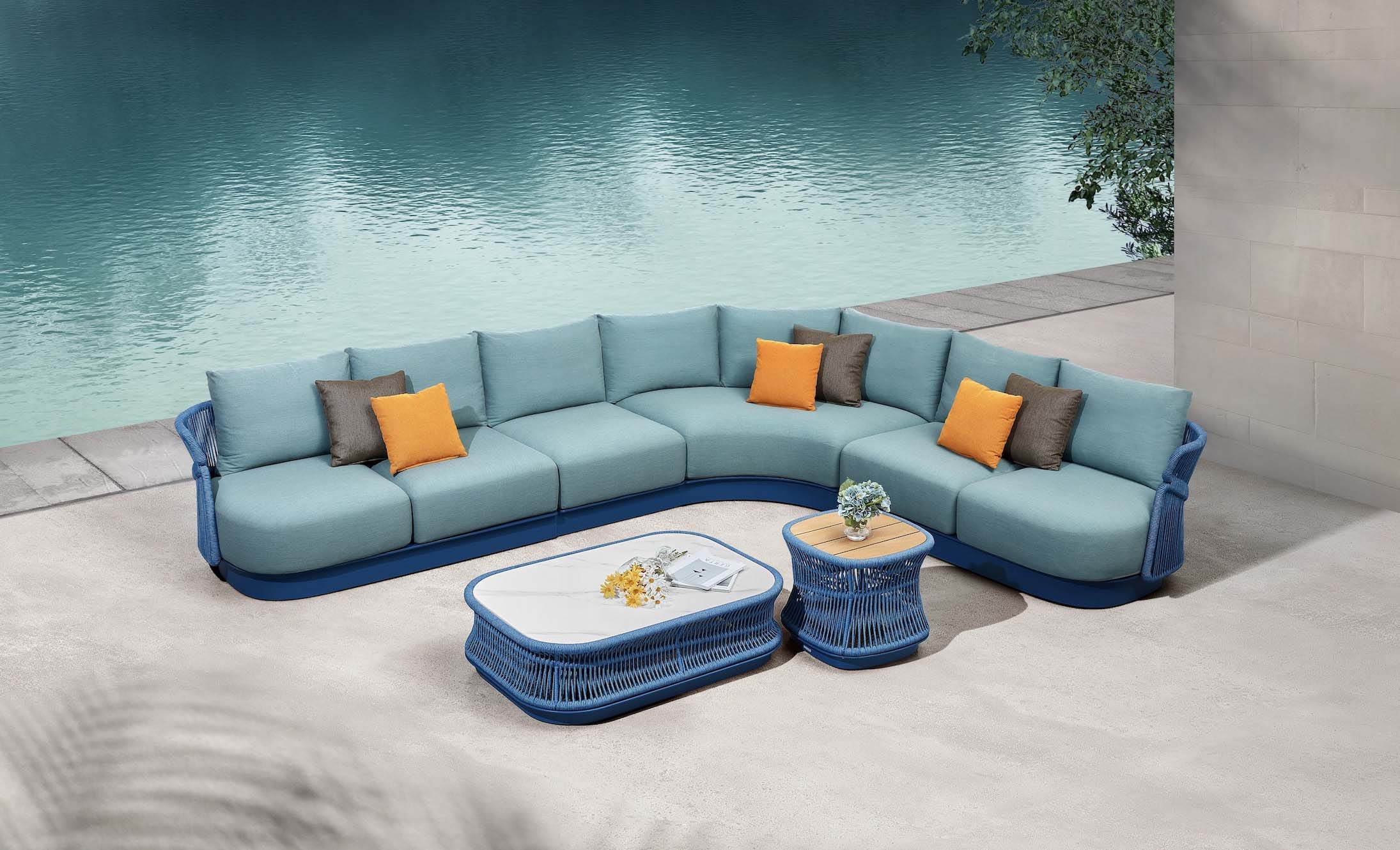 Salon d’angle design italien luxueux en aluminium et corde tressée bleue, coussins bleus et oranges, table basse. 