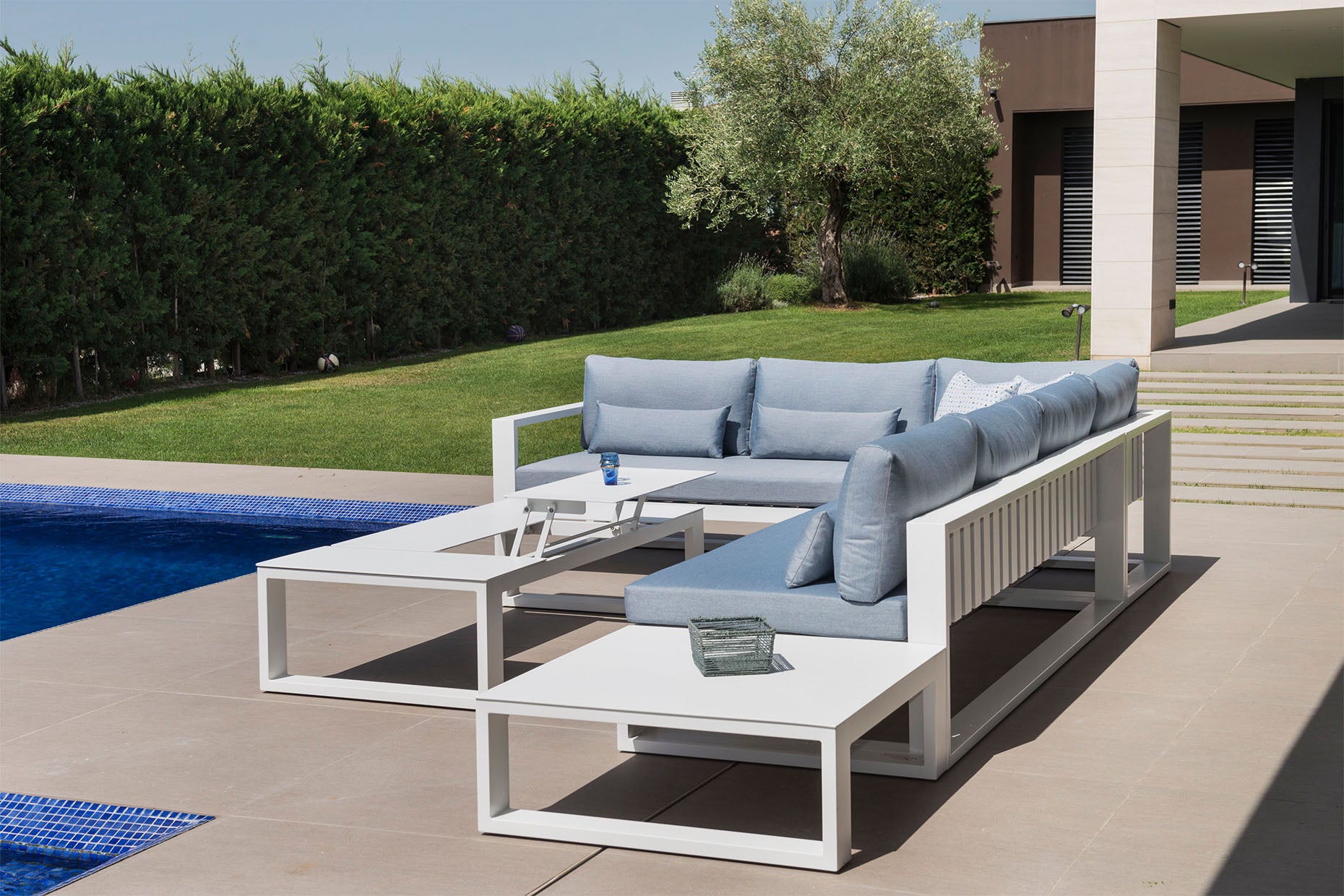 Salon d'angle luxe en aluminium haut de gamme blanc, coussins en tissu 100% oléfine gris clair. 
