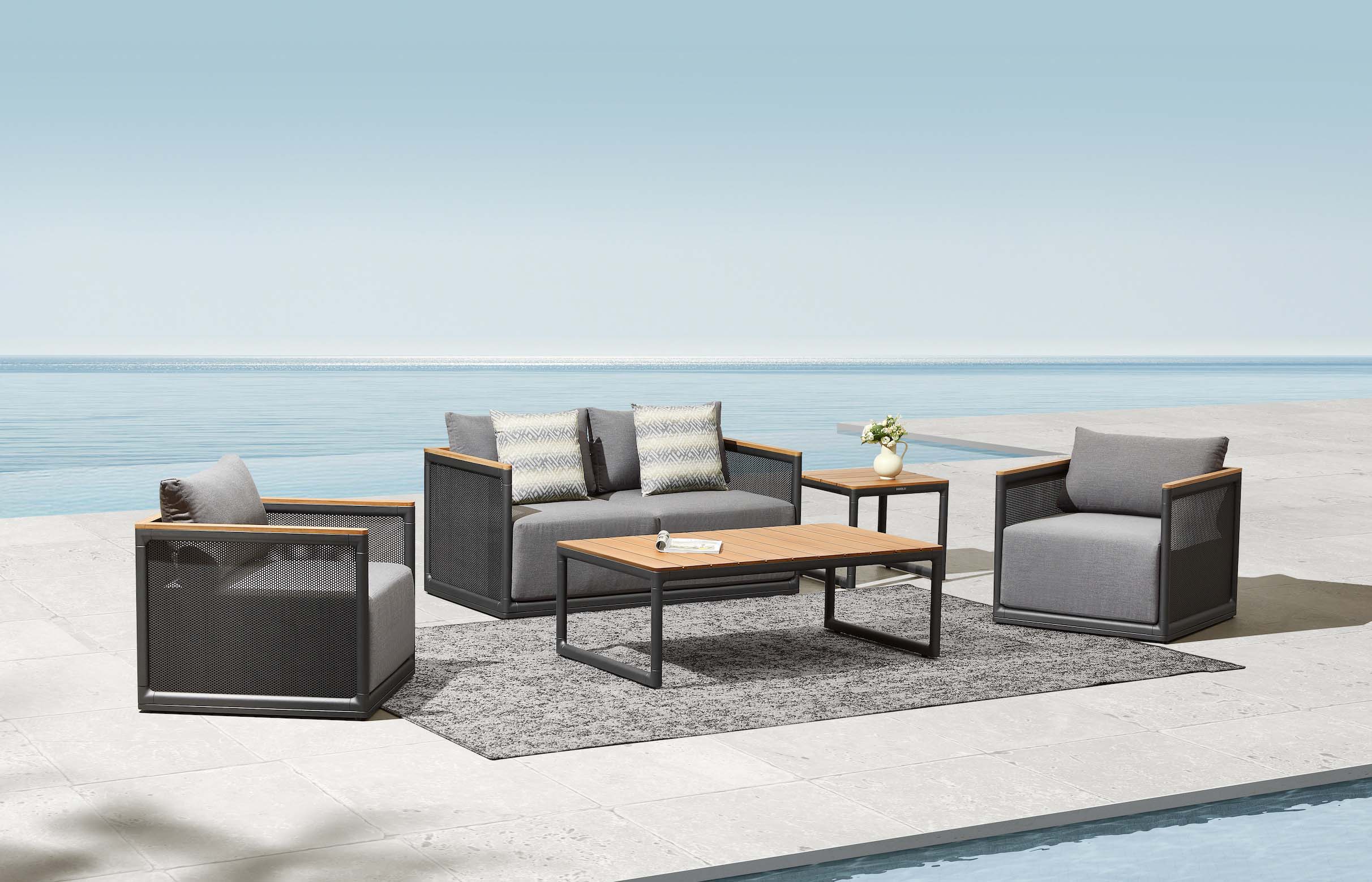 Salon de jardin 4 places en aluminium thermolaqué gris anthracite avec coussins gris en tissu Oléfine, plateau en Teck FSC.