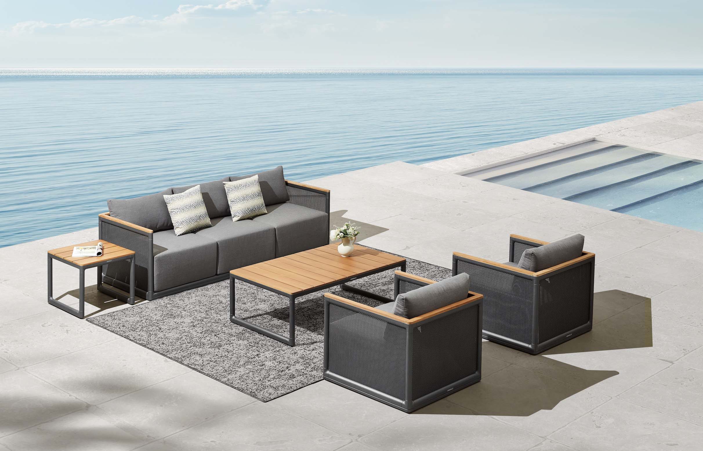 Salon de jardin design italien en aluminium thermolaqué noir, plateau en teck FSC haut de gamme, mousse QuikDry et tissu.