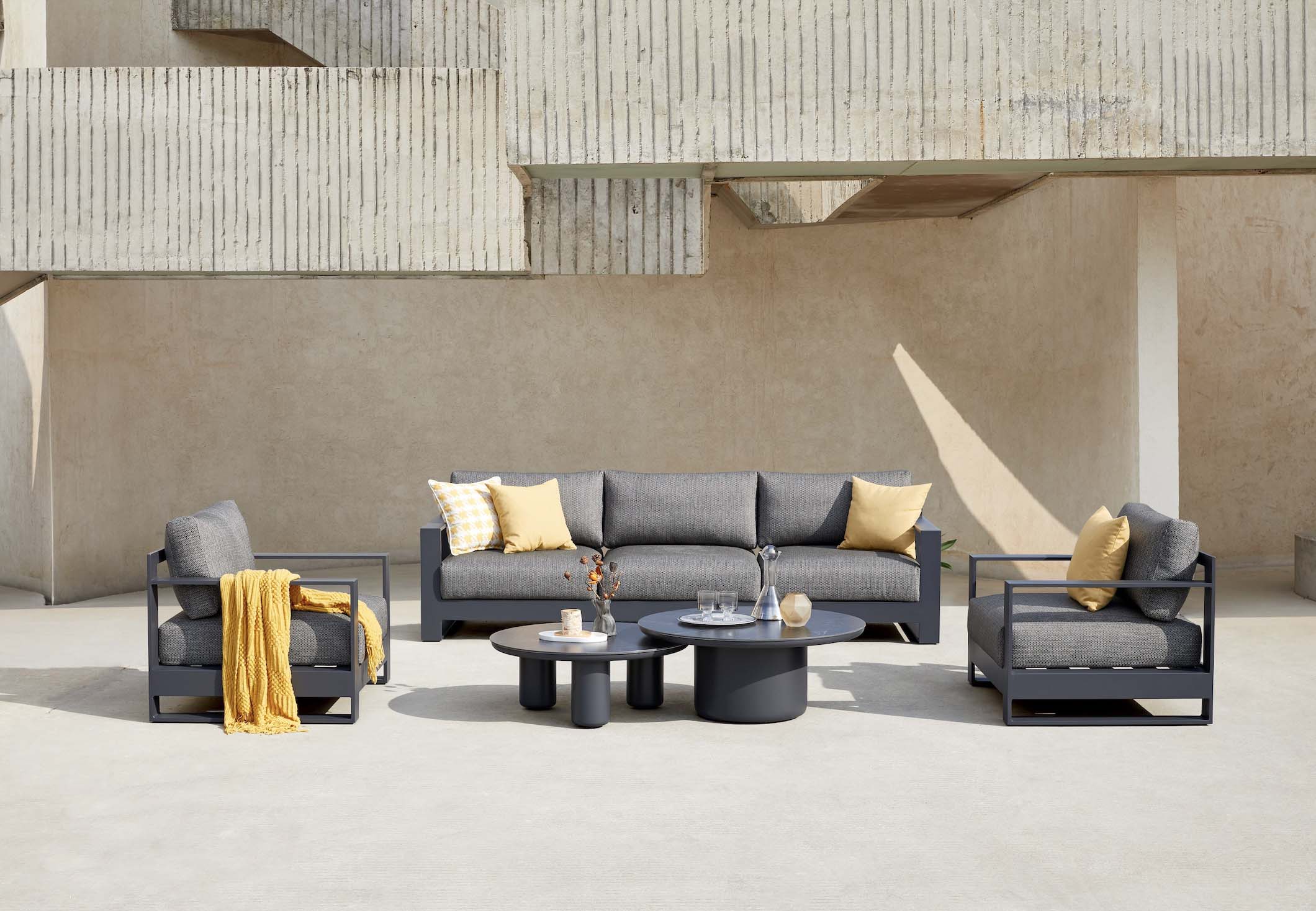 Canapé 3 places et fauteuils en aluminium haut de gamme noir, tissu oléfine Sunproof gris foncé, design premium modulable. 