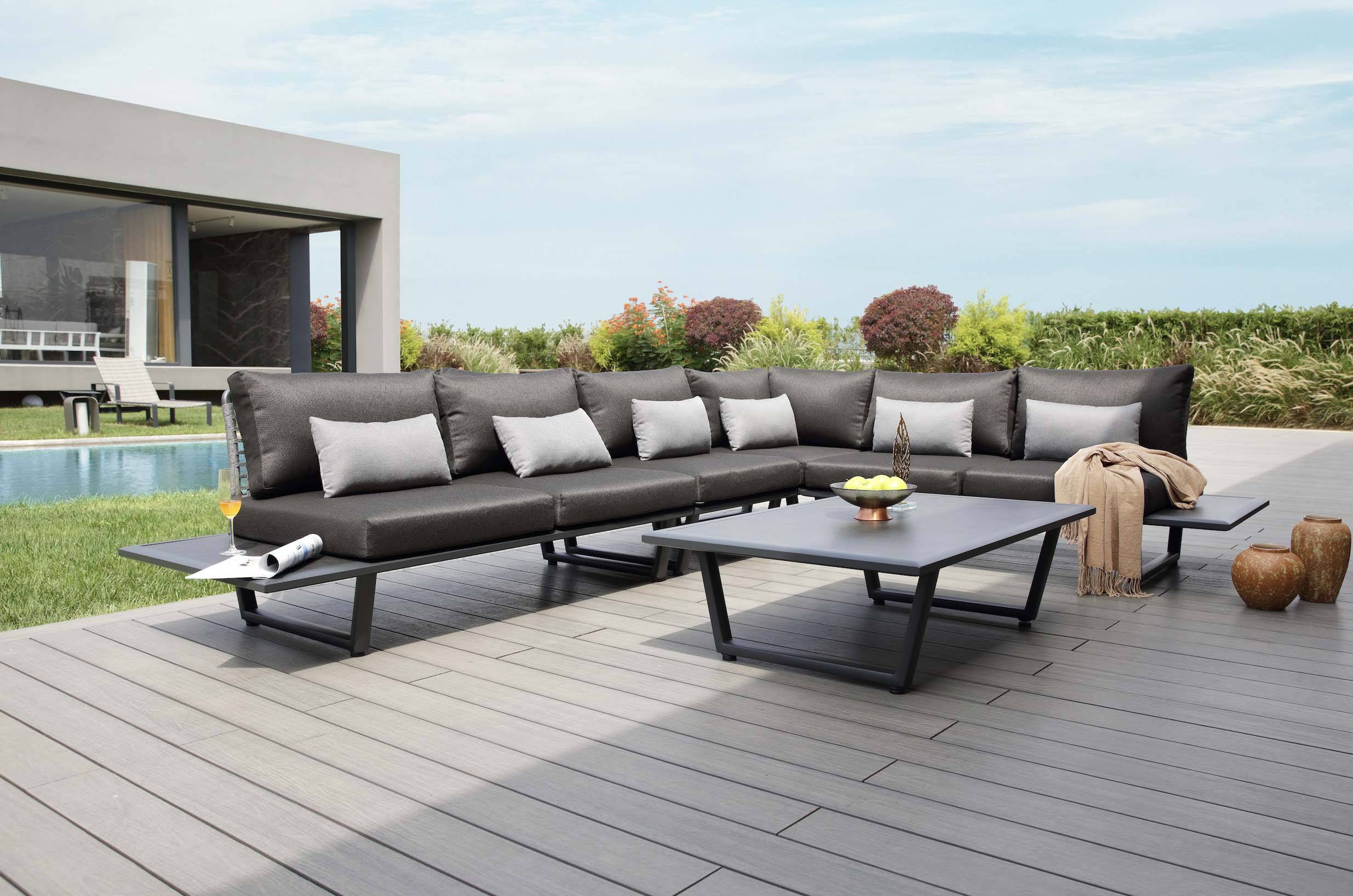 Salon de jardin haut de gamme en aluminium inoxydable avec plateau céramique gris, coin repas 6 places, coussins en tissu.