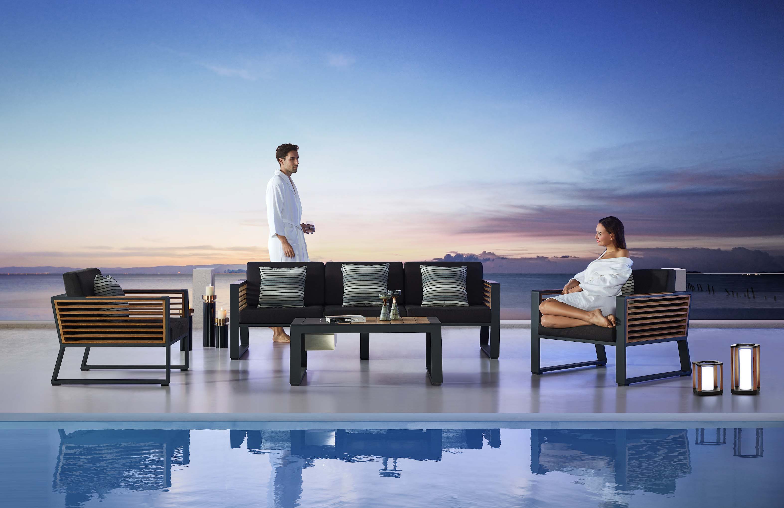 Salon de jardin luxe en aluminium et Teck FSC avec coussins déhoussables en tissu 100% Oléfine déperlant, design élégant.