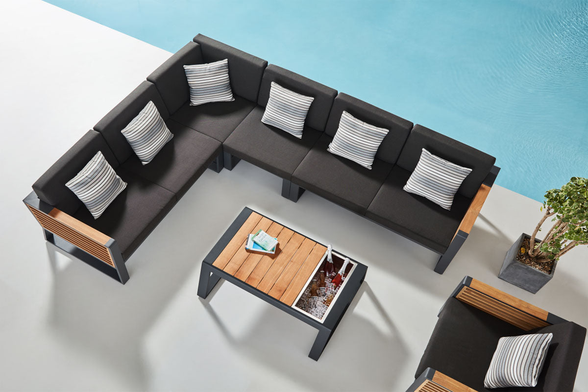Salon de jardin d'angle luxe en aluminium noir avec bois Teck FSC, coussins gris en tissu 100% Oléfine déhoussables