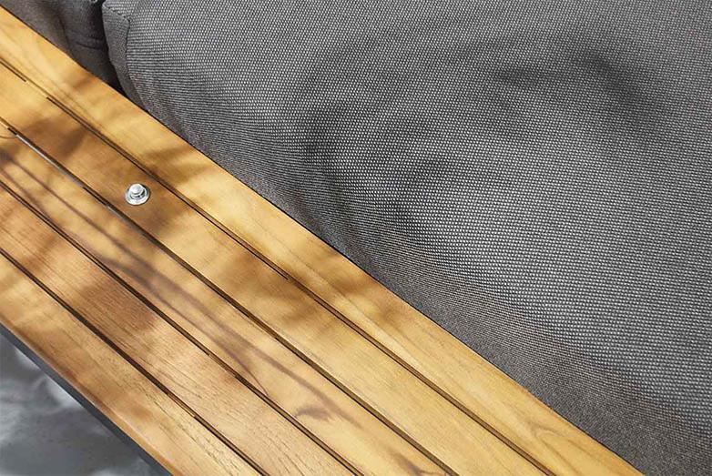 Plateforme en teck FSC à la finition naturelle avec coussin en tissu Oléfine gris anthracite 100% polypropylène. 