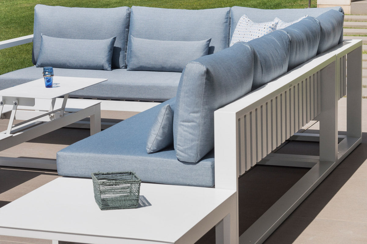 Salon de jardin d'angle luxe en aluminium haut de gamme gris clair, coussins en tissu 100% oléfine. 