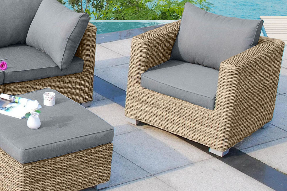 Salon de jardin modulable en résine tressée ronde couleur naturelle, finition rustique, avec coussins déhoussables.