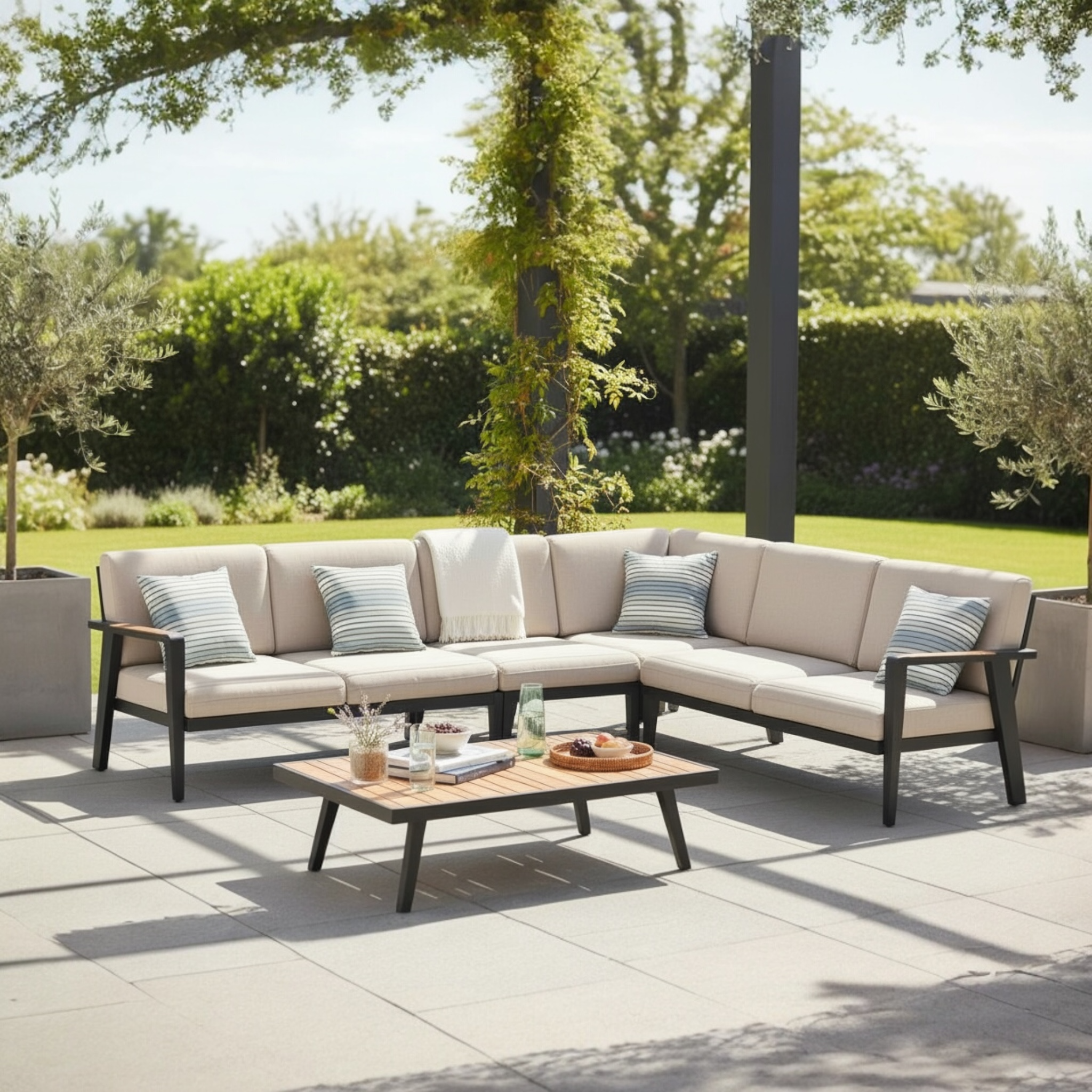 Salon de jardin d'angle en aluminium haut de gamme noir et teck FSC, coussins en tissu oléfine beige avec housse déperlante.