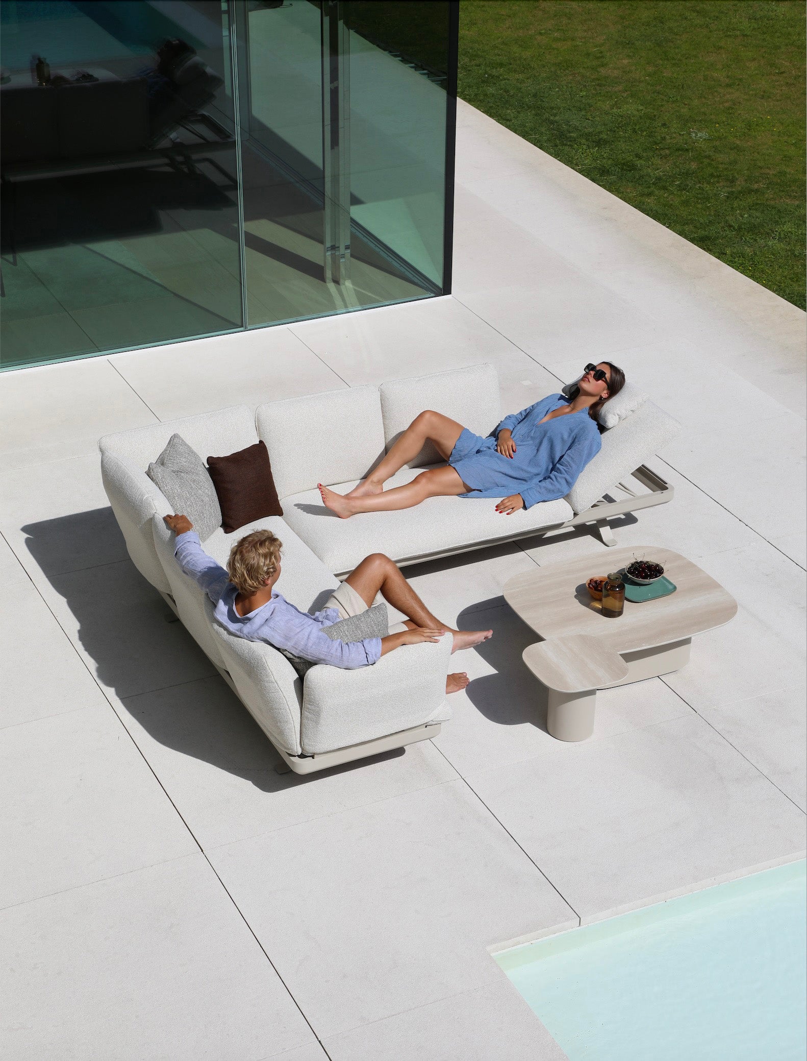 Salon de jardin d'angle modulable en aluminium inoxydable blanc, coussins déhoussables et déperlants beige, table d'appoint.