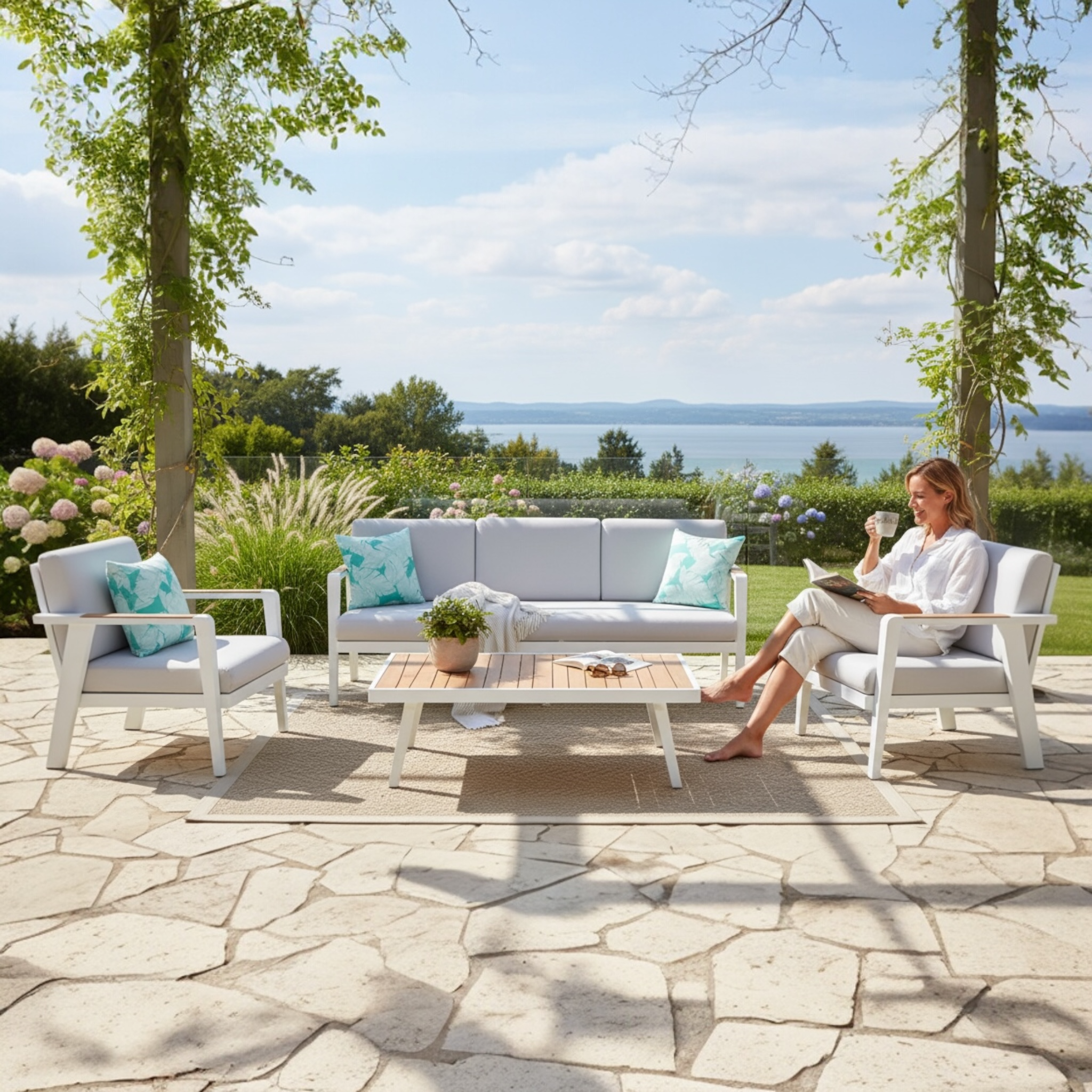 Salon de jardin luxe en aluminium haut de gamme et teck FSC, fauteuils et canapé avec tissu oléfine blanc, housse déperlante. 