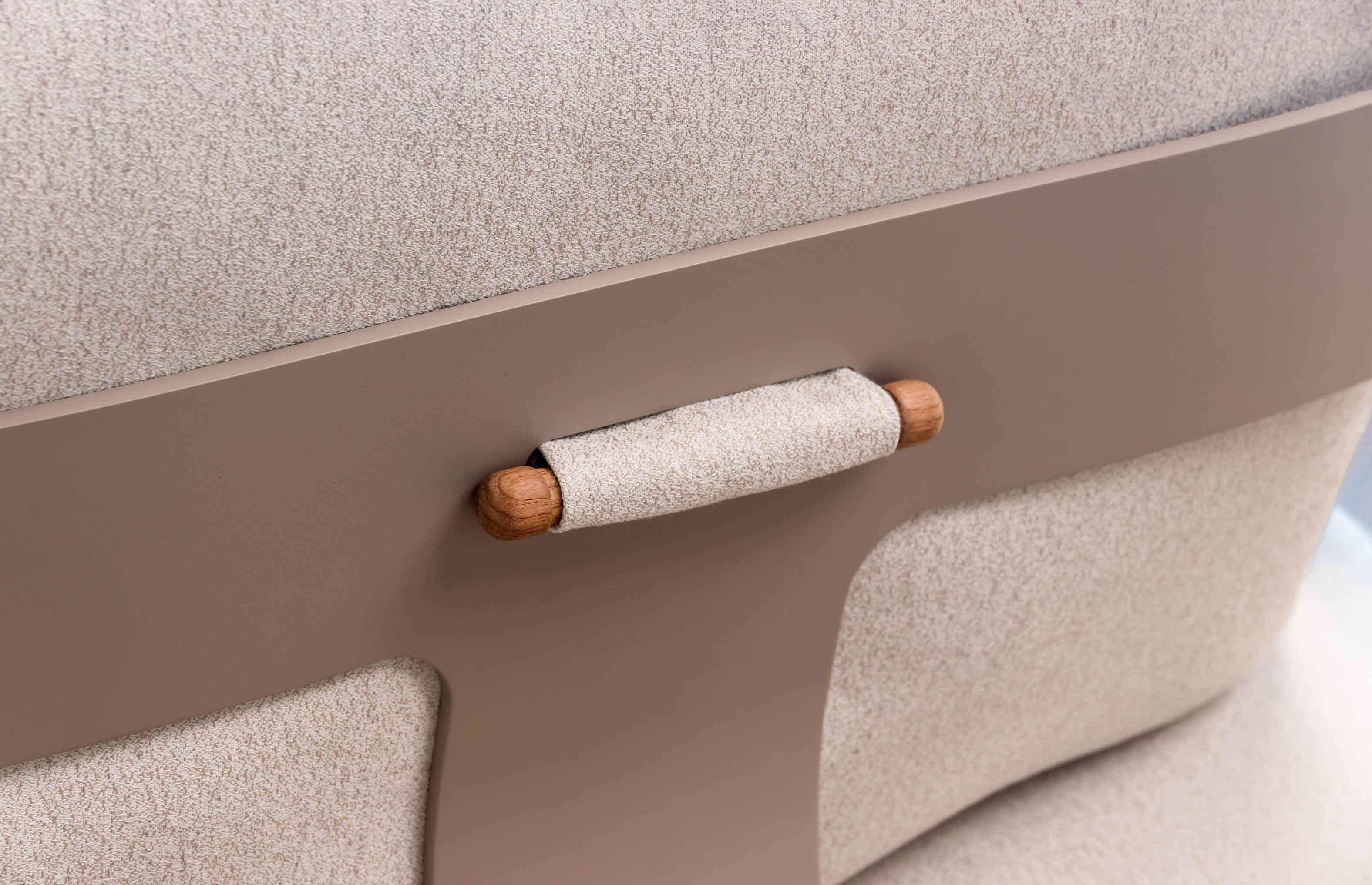 Détail poignée en bois FSC avec tissu en fibre acrylique beige, élégance méditerranéenne, design italien luxe.