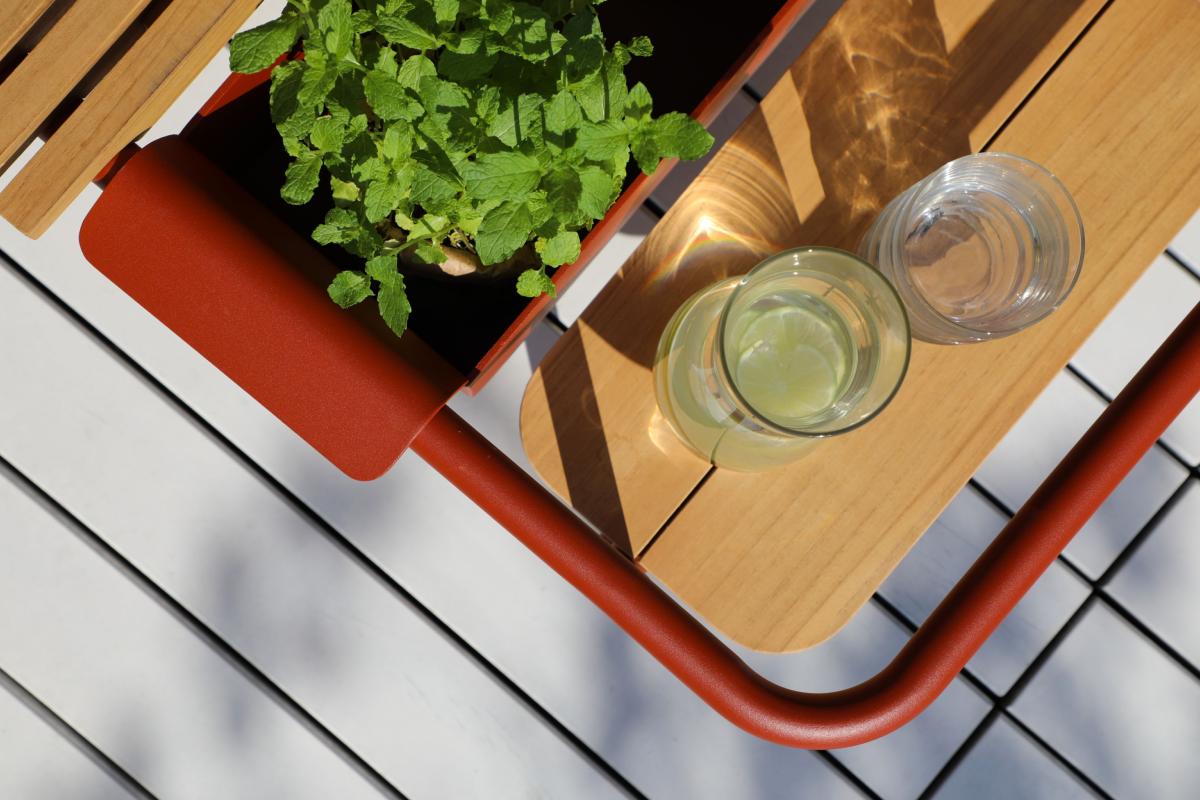Table basse modulable Sunny en aluminium rouge au design belge, plateau bois clair, élégance méditerranéenne, luxe .