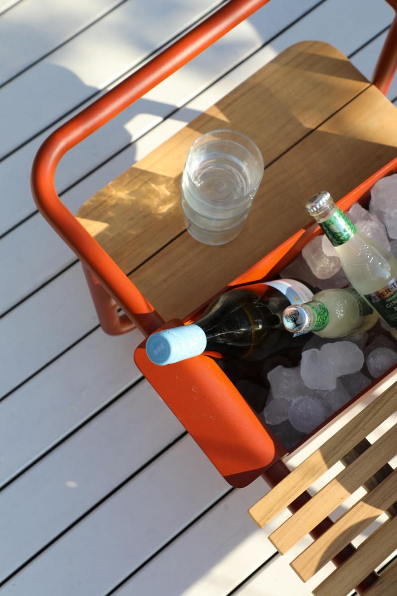 Desserte modulable Sunny rouge en aluminium et bois noble, design belge élégant, bac rafraîchissant intégré avec bouteilles.