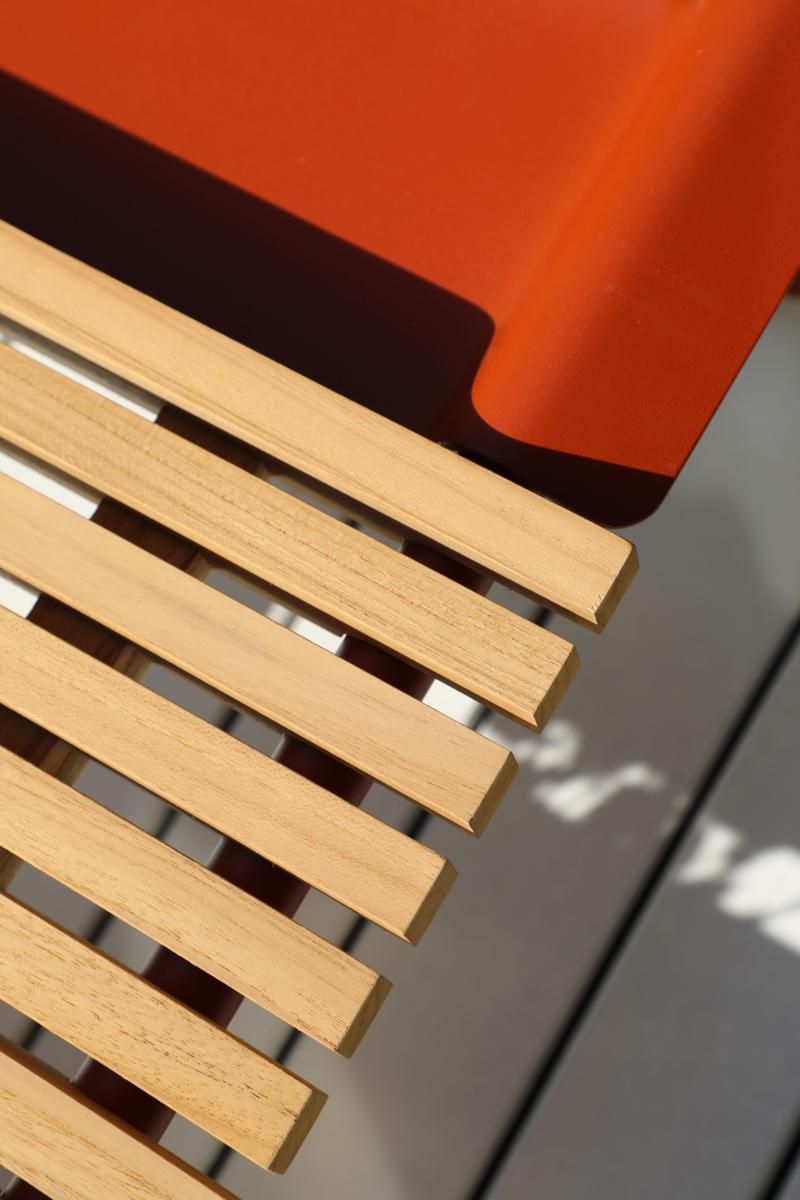 Table basse Sunny verte en aluminium et lames de bois clair, design belge modulable alliant luxe, innovation et élégance.