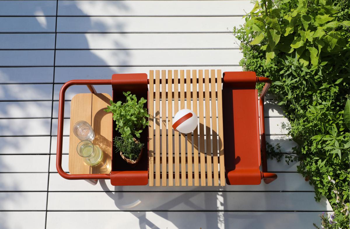 Table basse modulaire Sunny en aluminium et bois clair, coloris rouge brique et beige, design élégant et durable signé.