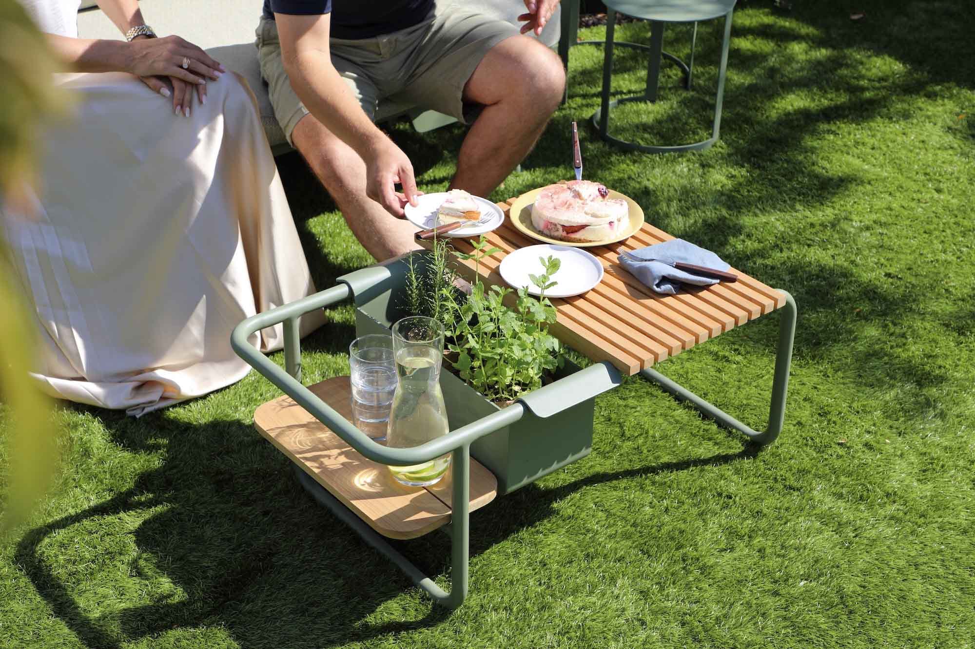Table basse modulable en aluminium gris vert et lattes de bois, design belge élégant, collection Sunny luxe et innovation.