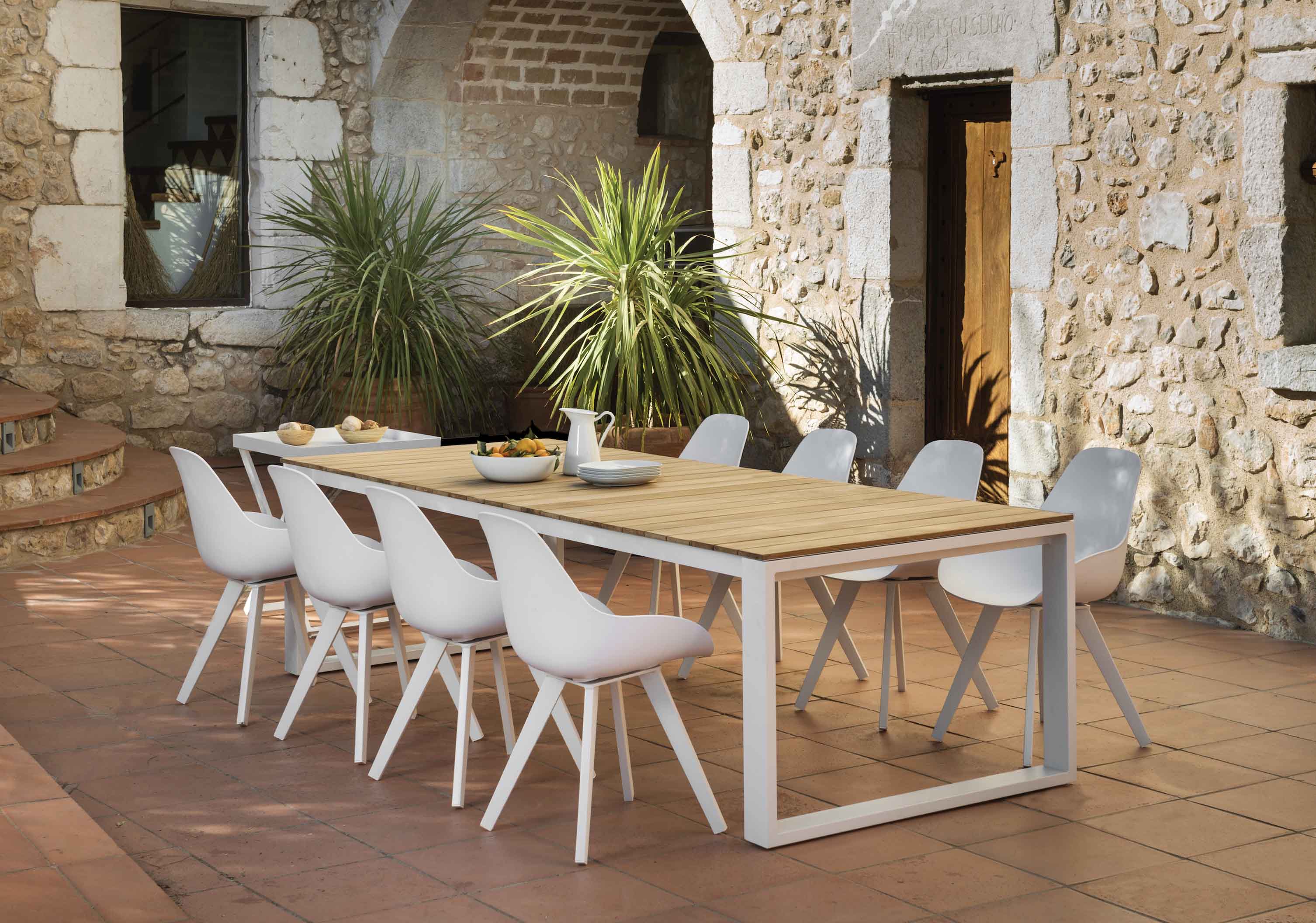 Table de jardin luxe COMO 240 cm en teck FSC et aluminium haut de gamme, 8 chaises blanches avec housses déperlantes et déhoussables. 