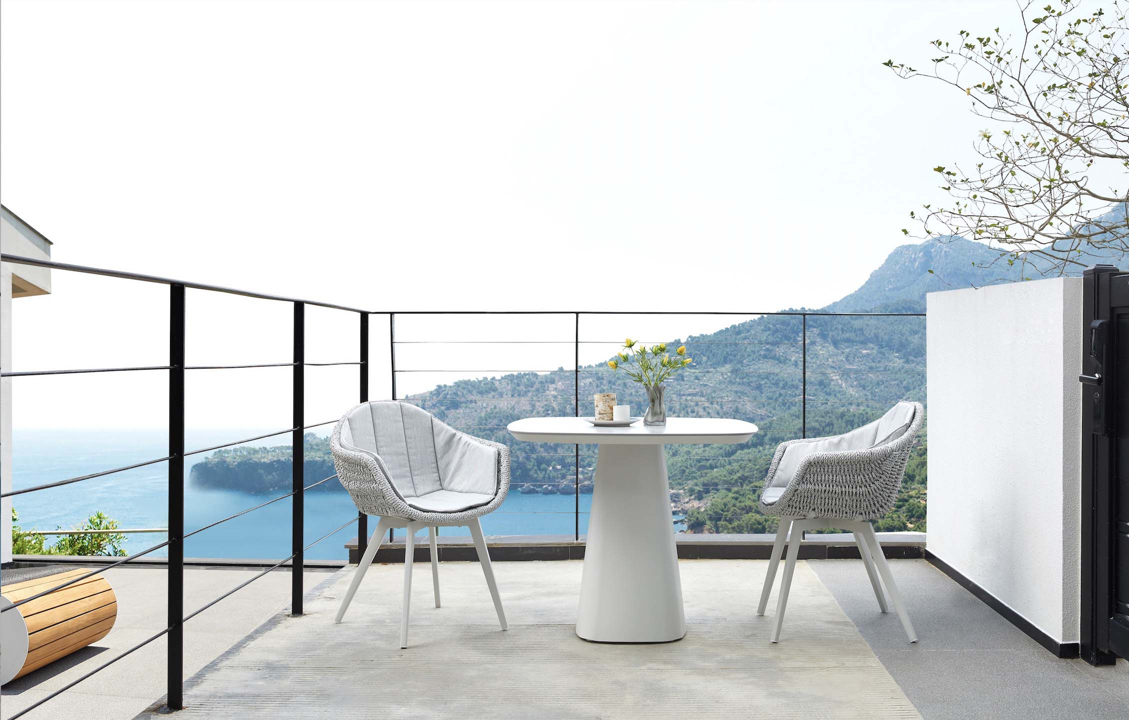 Table carré luxe en aluminium haut de gamme avec plateau céramique blanc, pieds peints en époxy gris, chaises en teck FSC. 