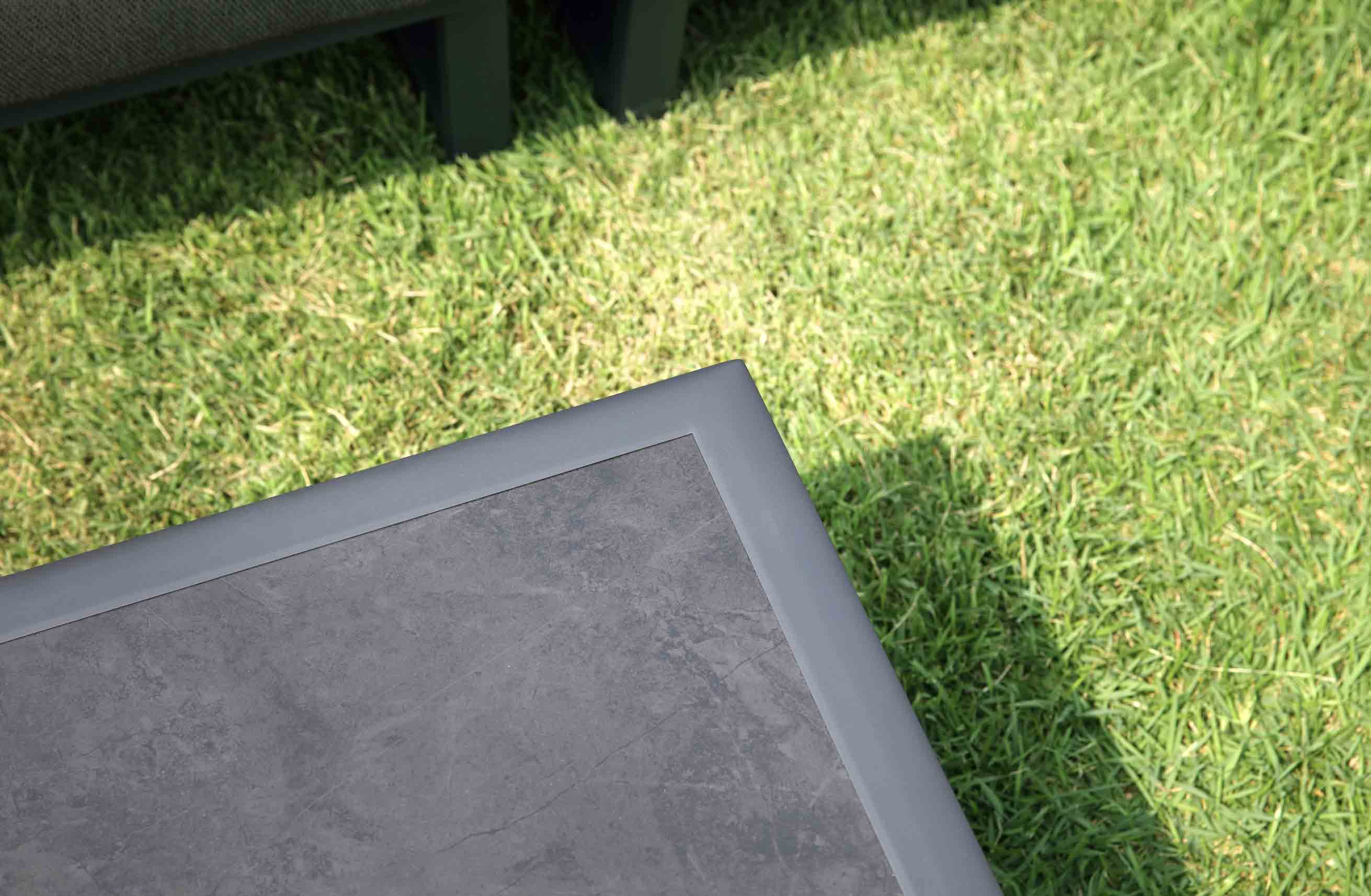 Table de jardin carrée avec plateau céramique gris, structure aluminium inoxydable élégante, design durable et moderne,.