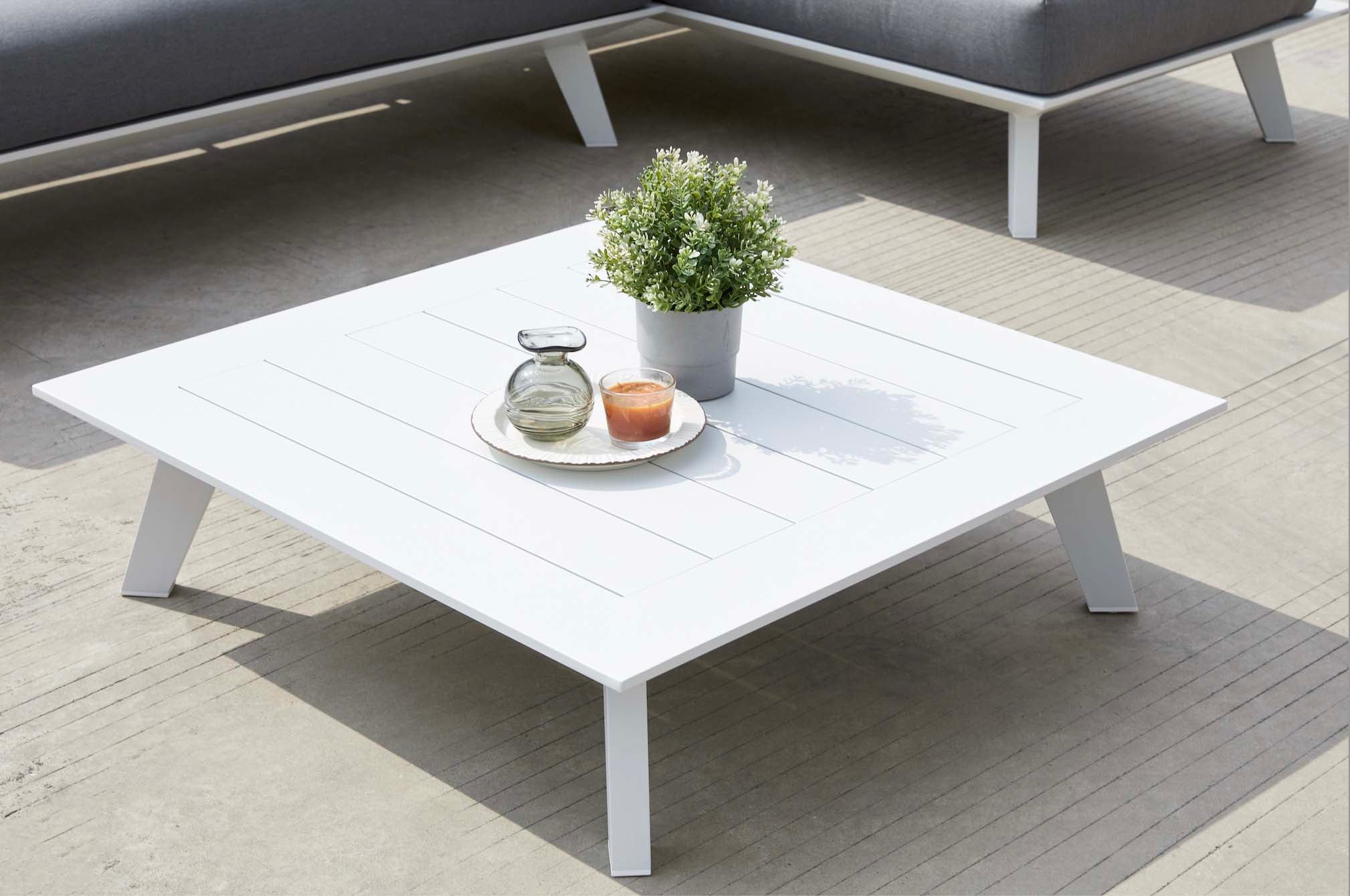 Table basse carrée blanche en aluminium inoxydable au design épuré, idéale pour mobilier terrasse et petit balcon, avec.