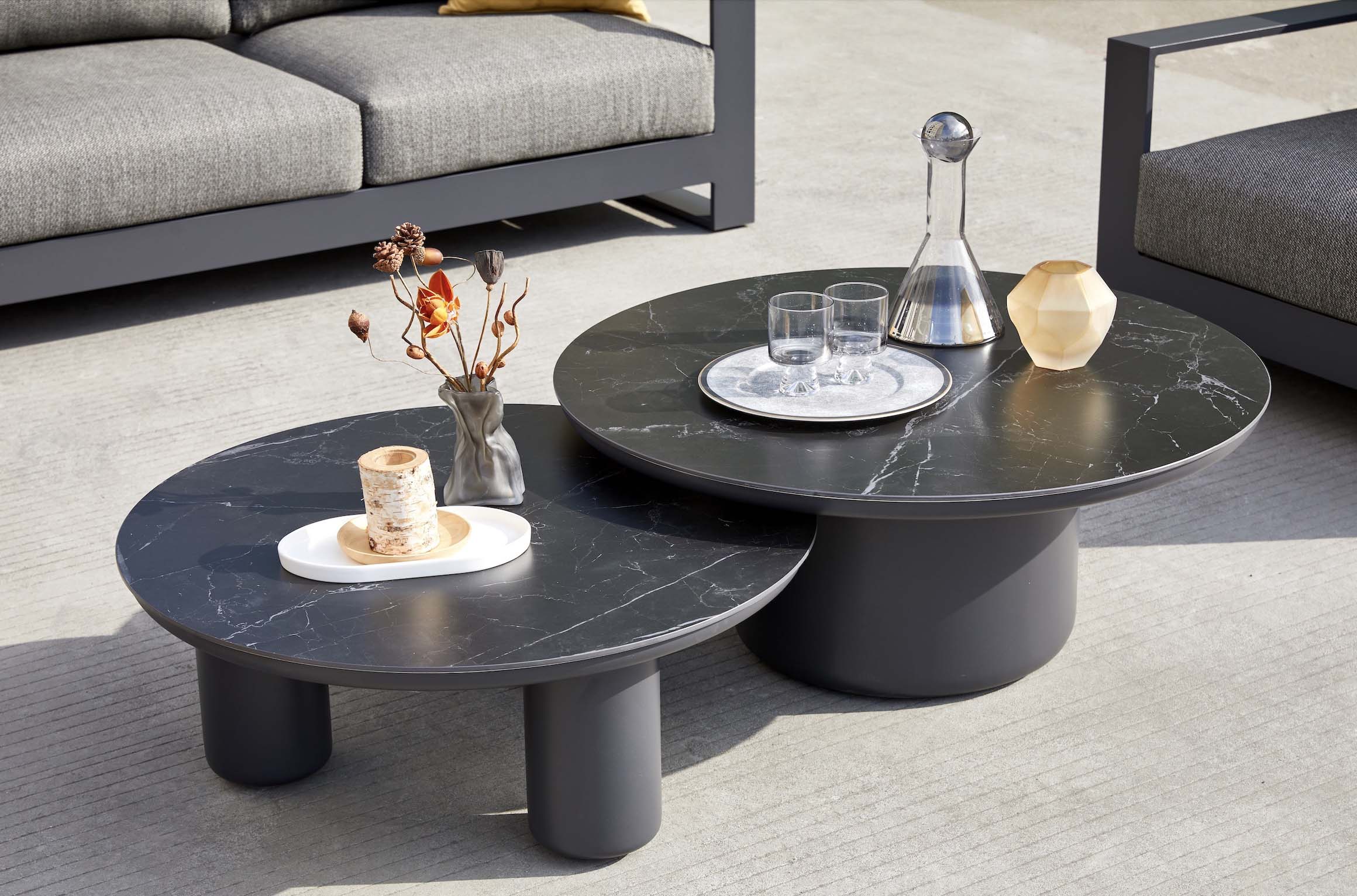Tables basses rondes modulables en aluminium haut de gamme noir avec plateaux céramique effet marbre, design premium élégant.