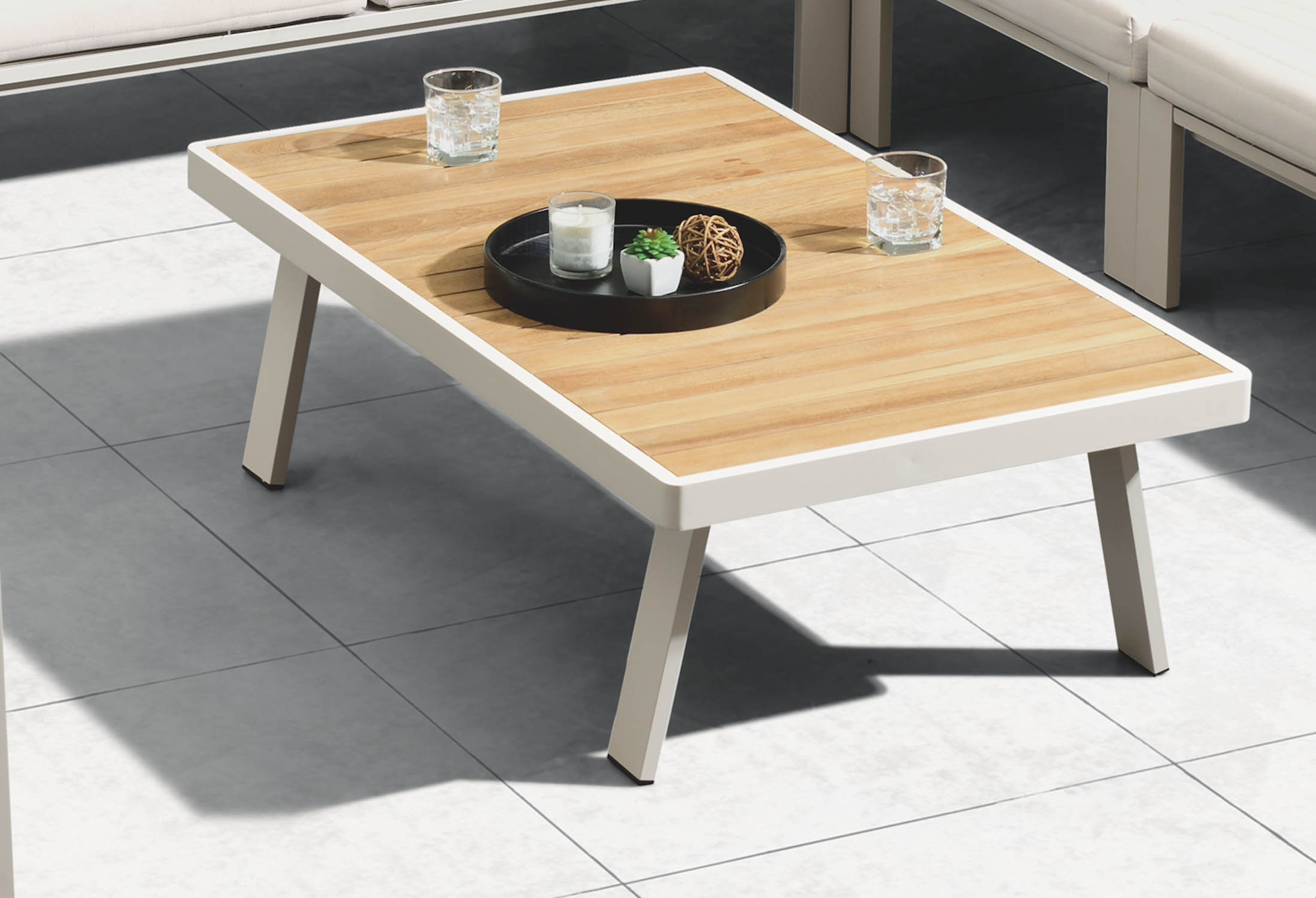 Table basse carrée en aluminium haut de gamme blanc avec plateau en teck FSC, style luxe méditerranéen, design élégant. 