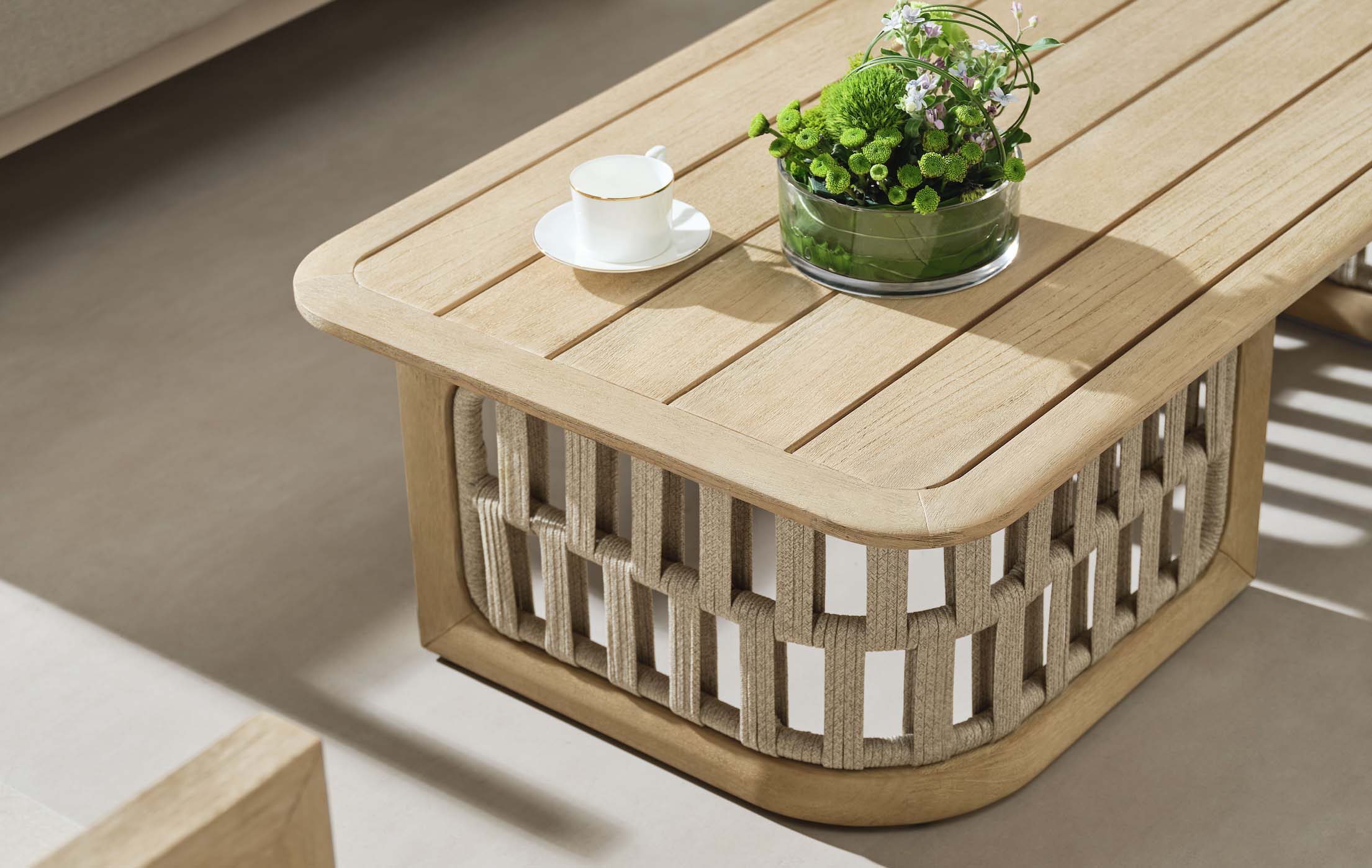 Table basse de salon d'extérieur en TECK FSC avec design ajouré en corde déperlant, finition luxe et lignes méditerranéennes.