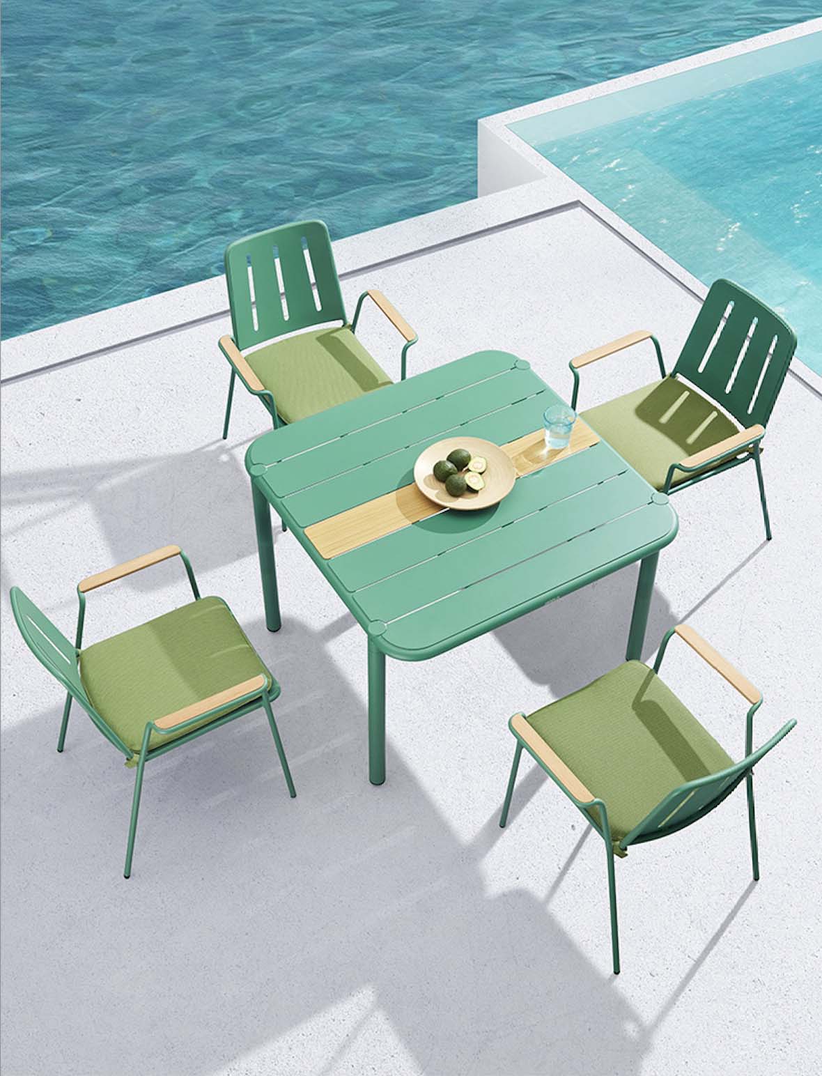 Table bistrot en aluminium vert avec plateau lisse et quatre chaises repas assorties à coussins verts, design empilable.